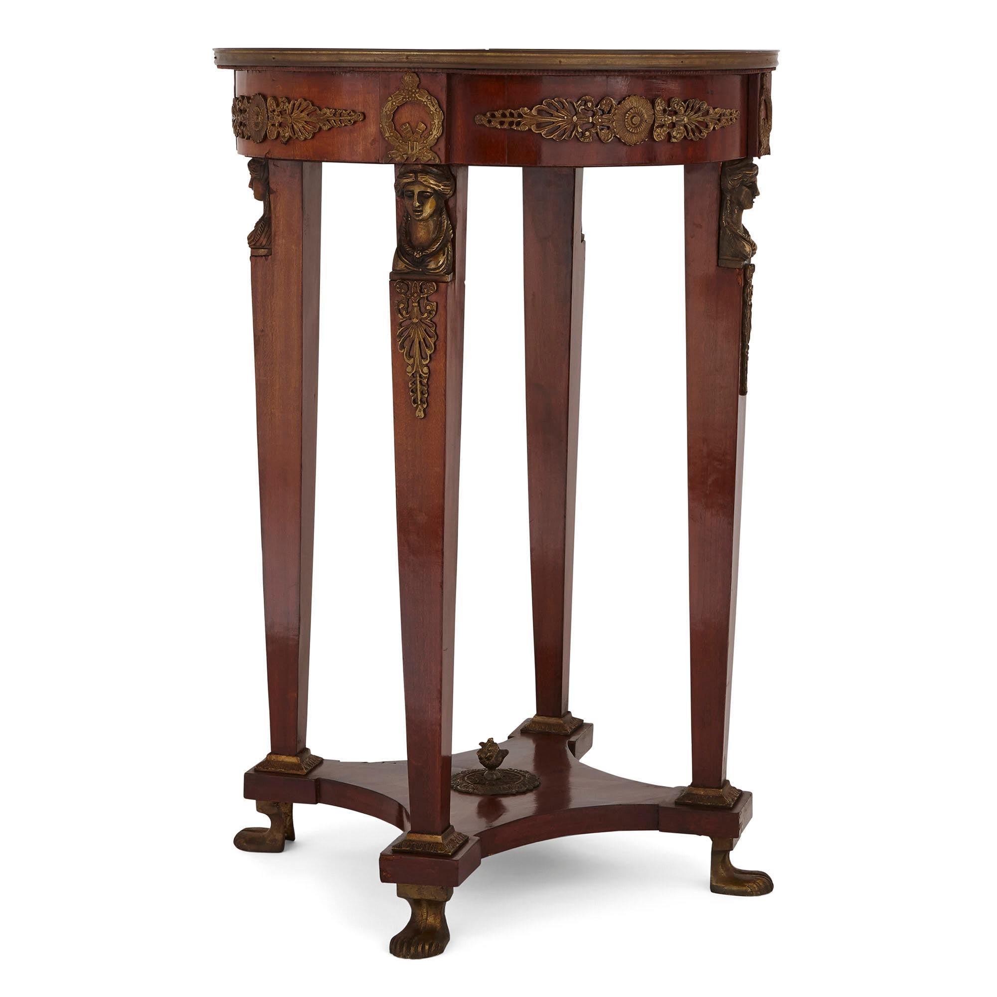 Questi meravigliosi guéridon sono progettati in stile Impero, così chiamato perché fiorì nel periodo in cui Napoleone I era imperatore di Francia. Lo stile utilizzava motivi romani imperiali e dell'antico Egitto, come la corona, la palmetta (o