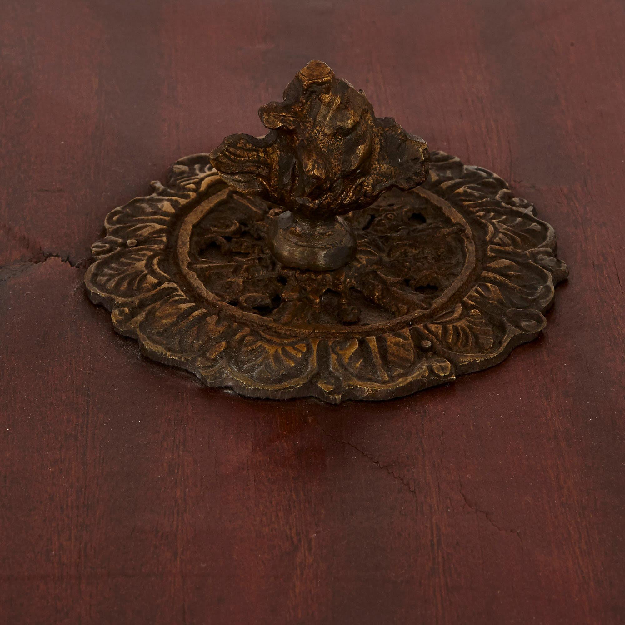 Dorato Due guéridon in legno in stile neoclassico con montature in bronzo dorato in vendita