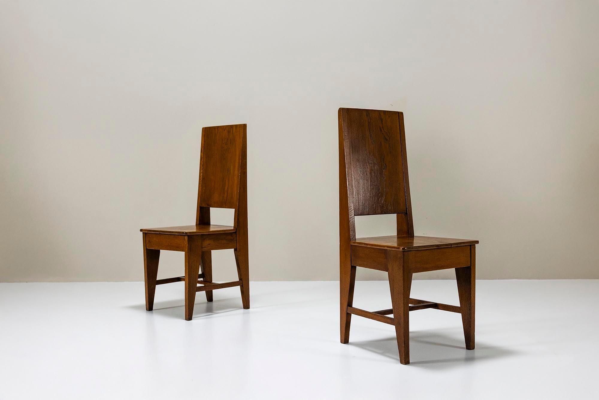 Ces deux chaises en chêne sont des exemples frappants du savoir-faire de l'école de La Haye. Leur conception reflète un équilibre entre fonctionnalité et simplicité raffinée, incarnant l'éthique esthétique du mouvement.

Design
Le design à dossier