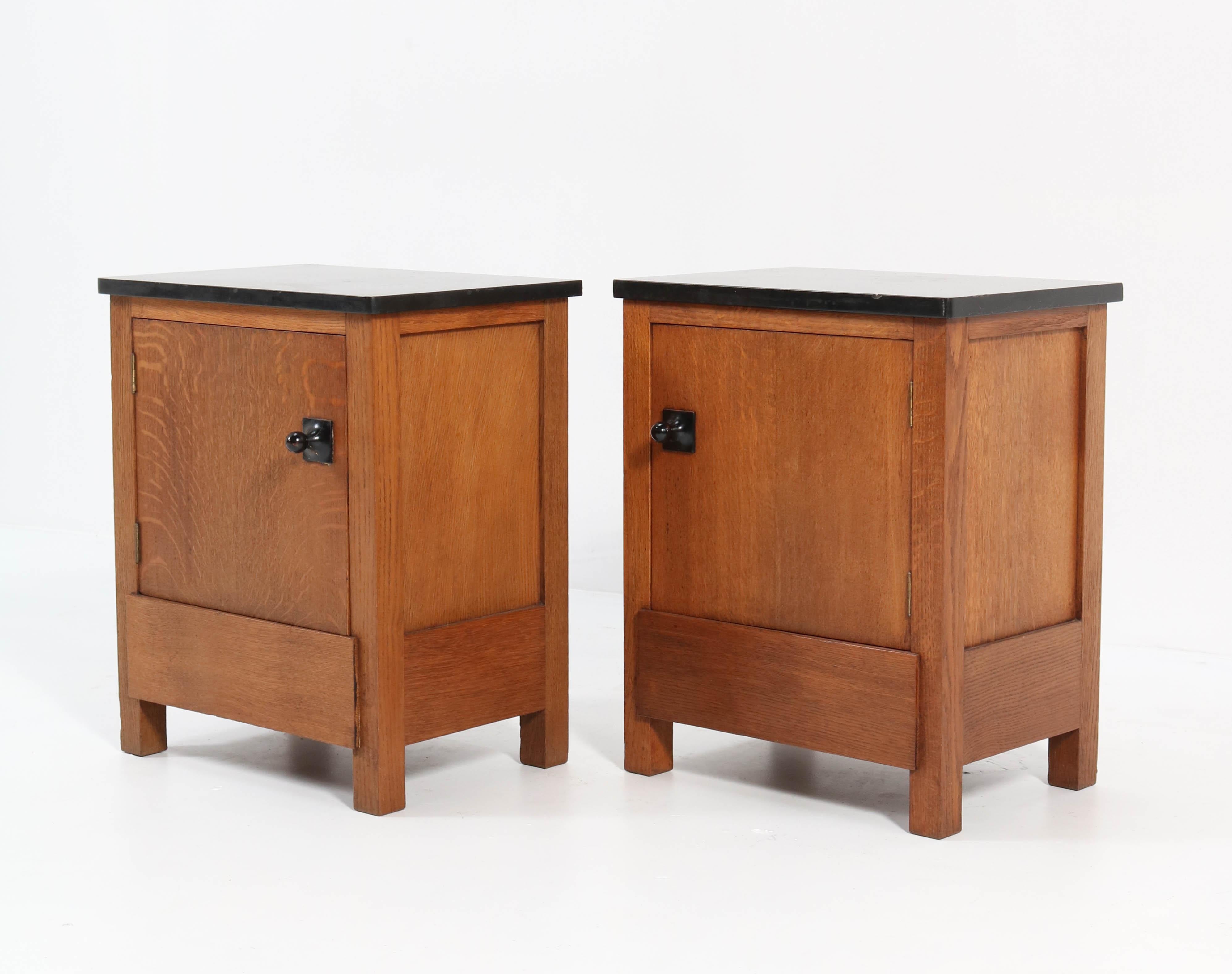 Two Oak Art Deco Haagse School Nightstands by Hendrik Wouda for Pander, 1924 In Good Condition In Amsterdam, NL