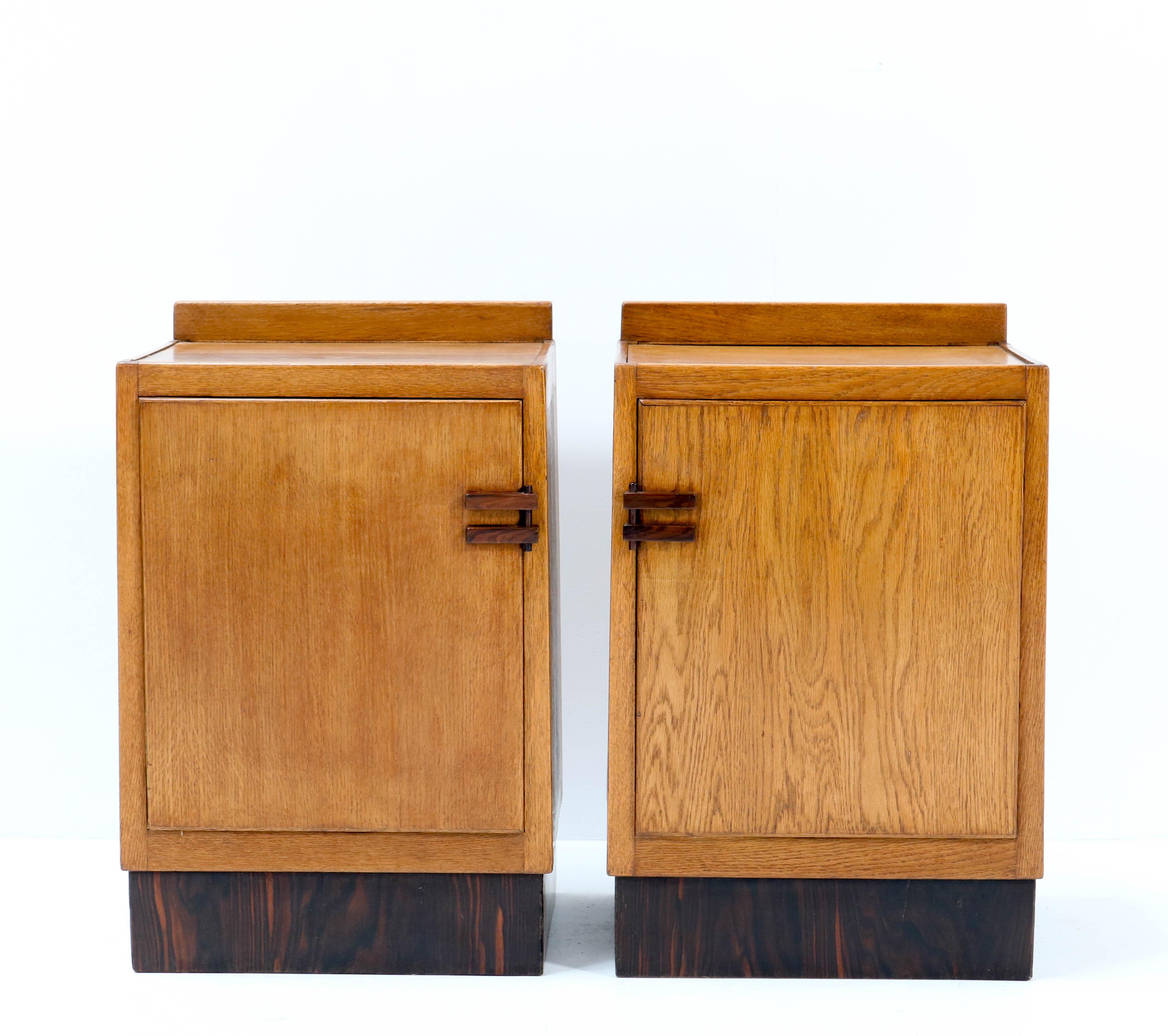 Wonderful pair of Art Deco Haagse School nightstands or bedside tables.
Striking Dutch design from the 1920s.
Solid oak with original oak veneer.
The handles are made of solid ebony Macassar.
In very good condition with a beautiful patina.