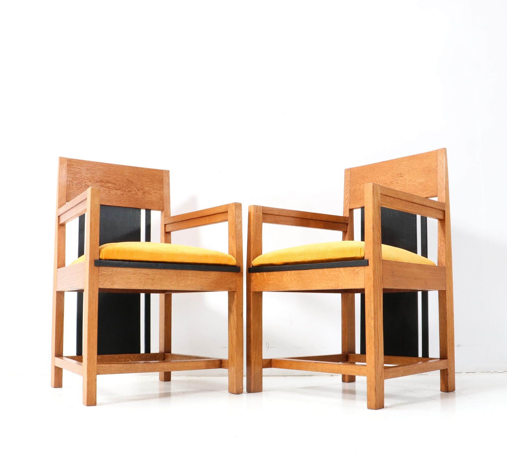 Néerlandais Deux fauteuils en Oak Art Deco Modernist High Back  Fauteuils de Cor Alons, 1927 en vente