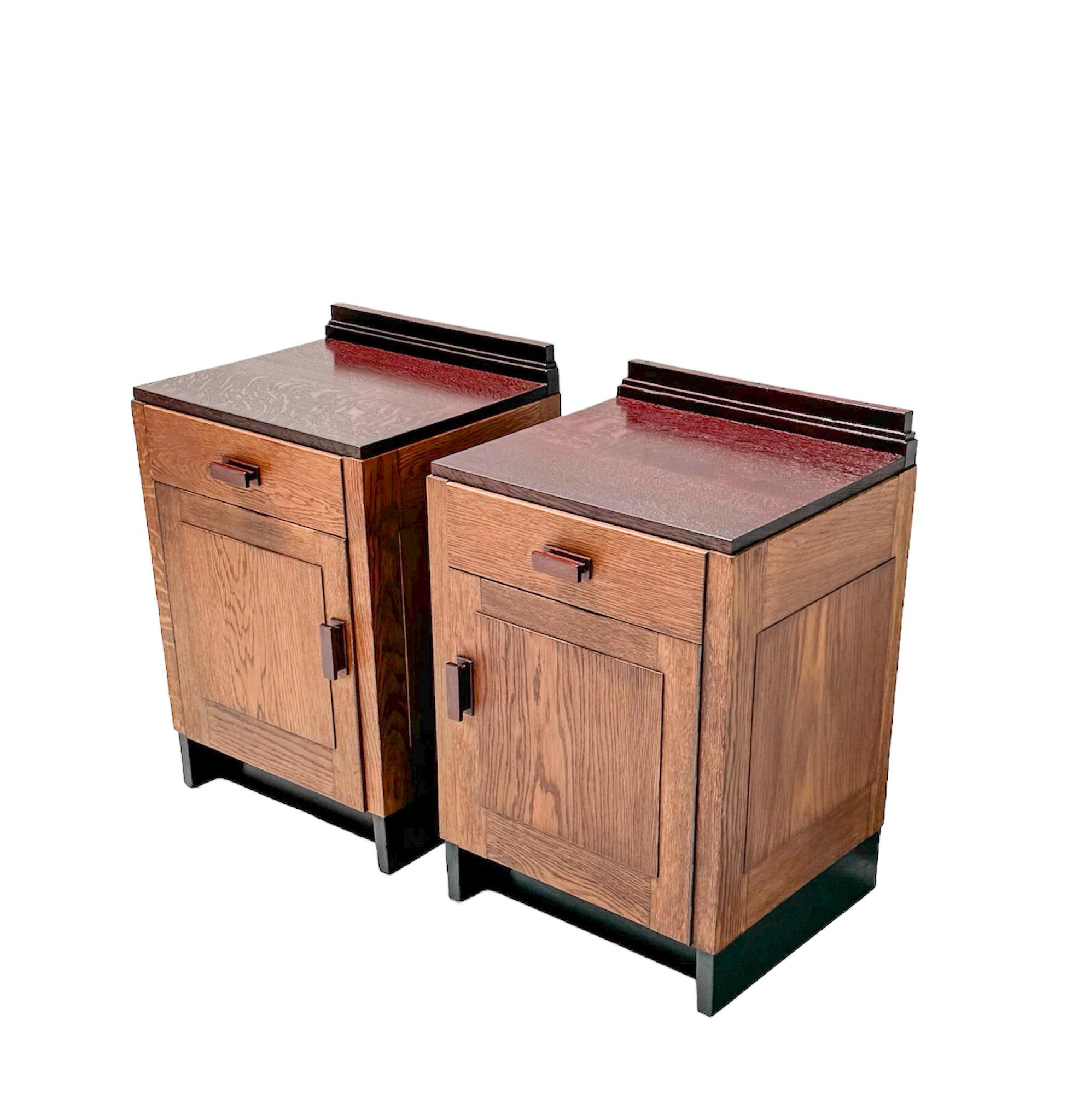 Dos Mesillas de Noche o Mesillas de Noche Modernistas Art Decó de Roble, Años 20 en venta 6