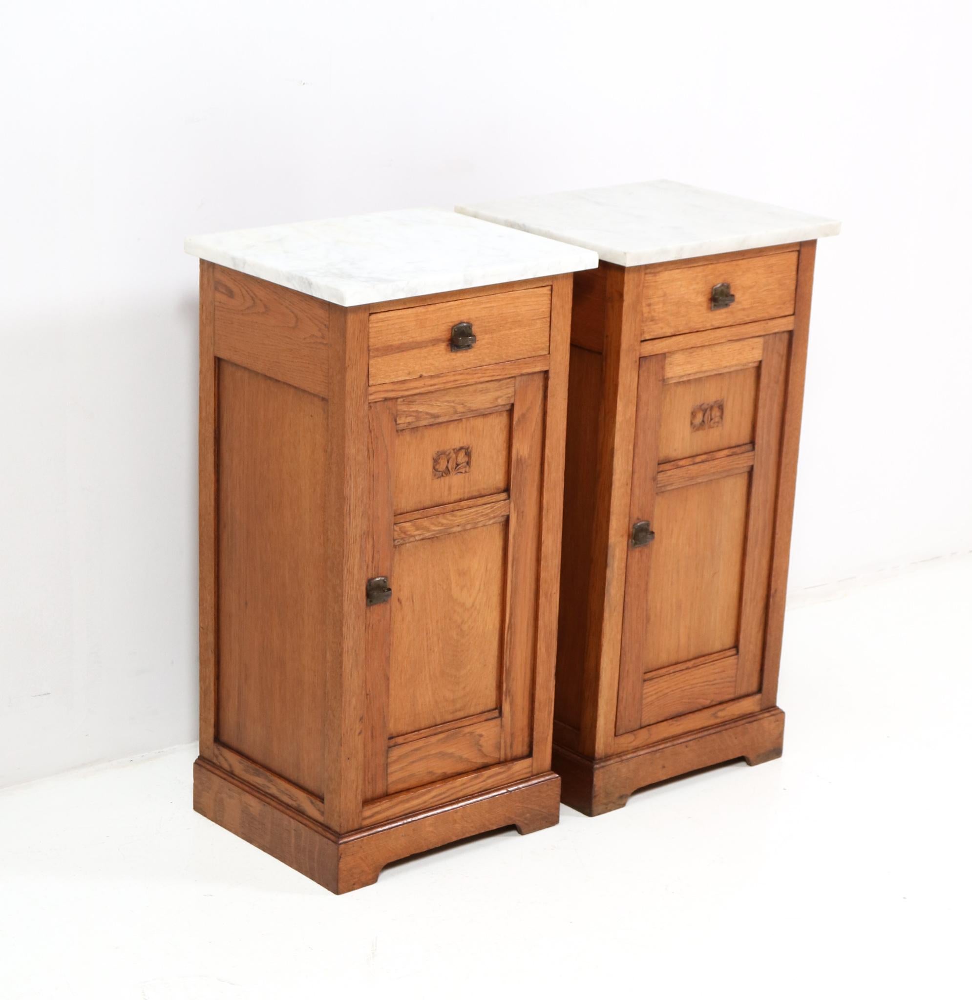 Two Oak Art Nouveau Jugendstil Nightstands or Bedside Tables, 1900s In Good Condition For Sale In Amsterdam, NL