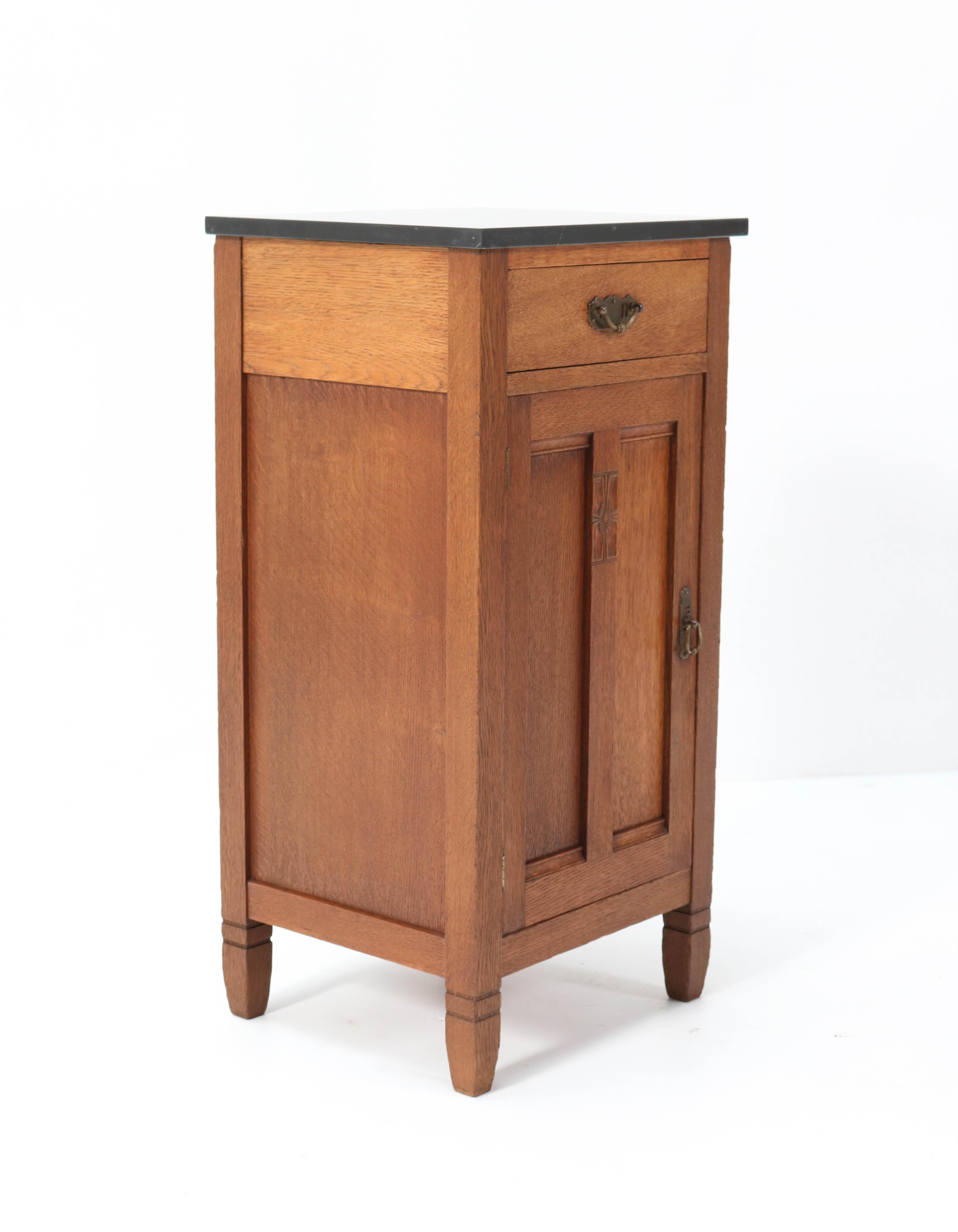 Two Oak Arts & Crafts Art Nouveau Nightstands by H. Pander & Zonen, 1900s In Good Condition In Amsterdam, NL