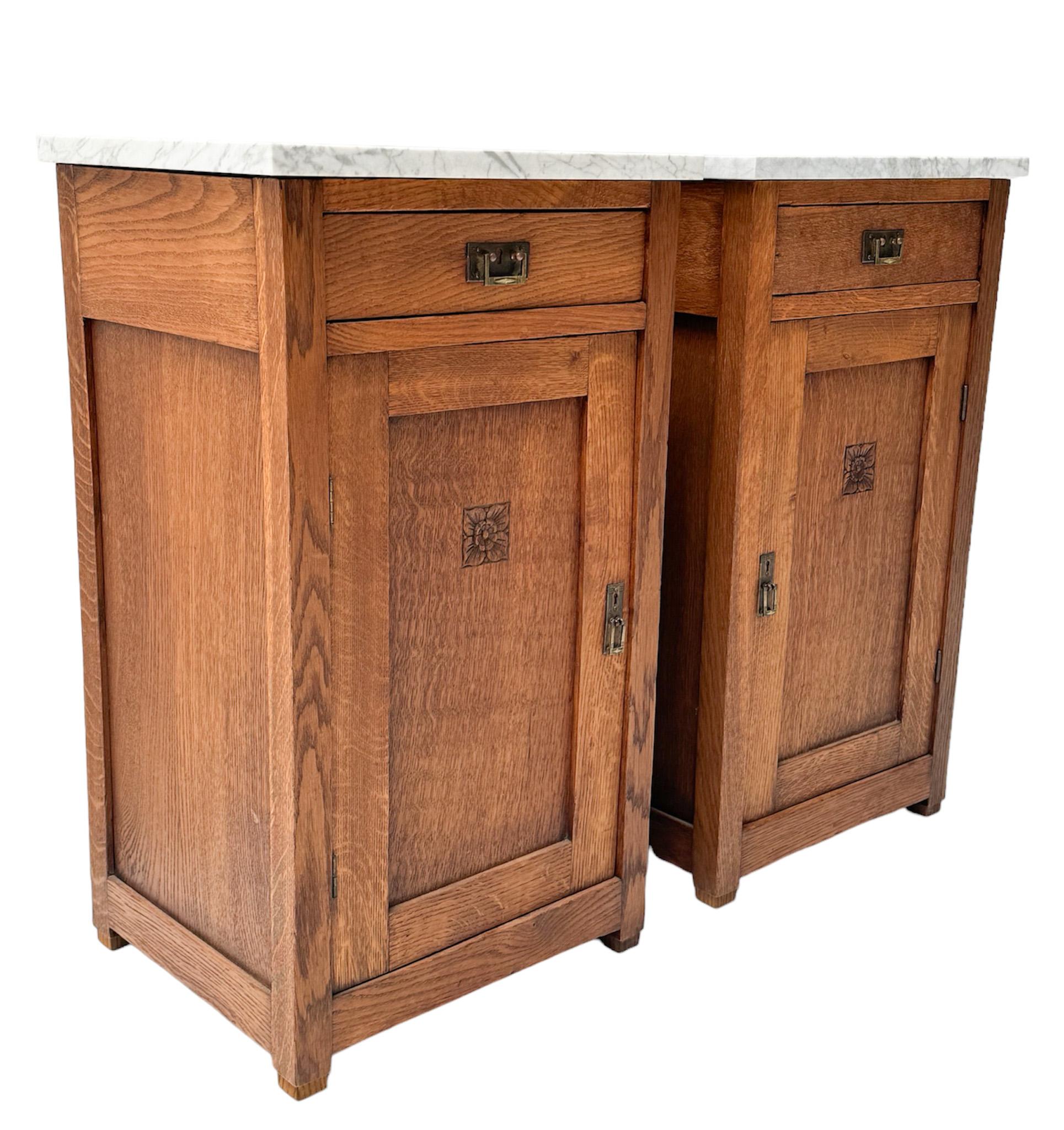 Two Oak Arts & Crafts Art Nouveau Nightstands or Bedside Tables, 1900s In Good Condition In Amsterdam, NL