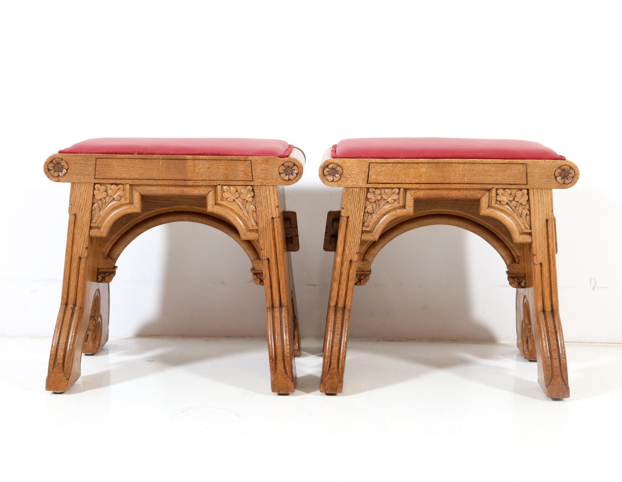 Two Oak Gothic Revival Stools, 1900s In Good Condition For Sale In Amsterdam, NL