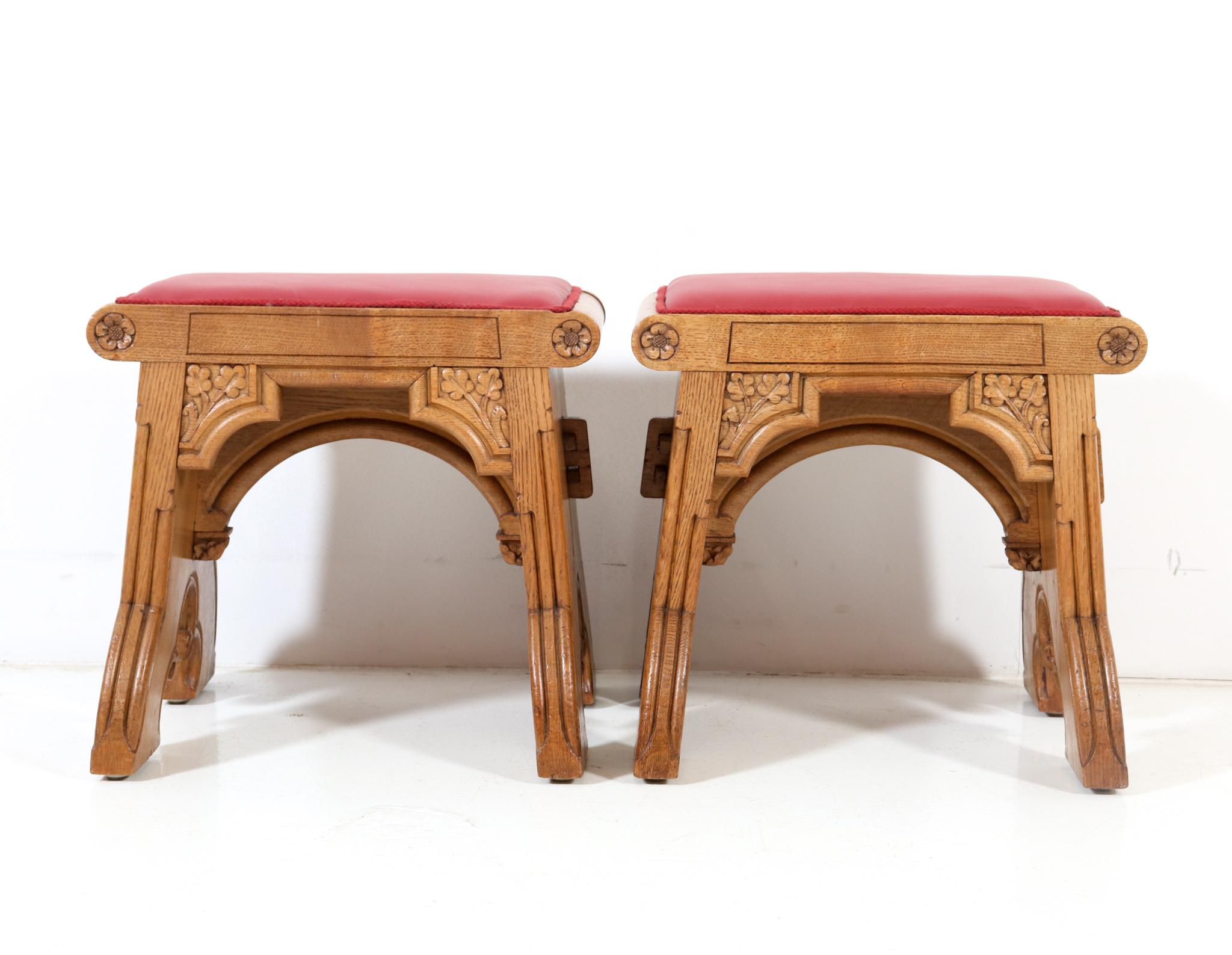 Dos taburetes de roble de estilo gótico, 1900 en Bueno estado para la venta en Amsterdam, NL