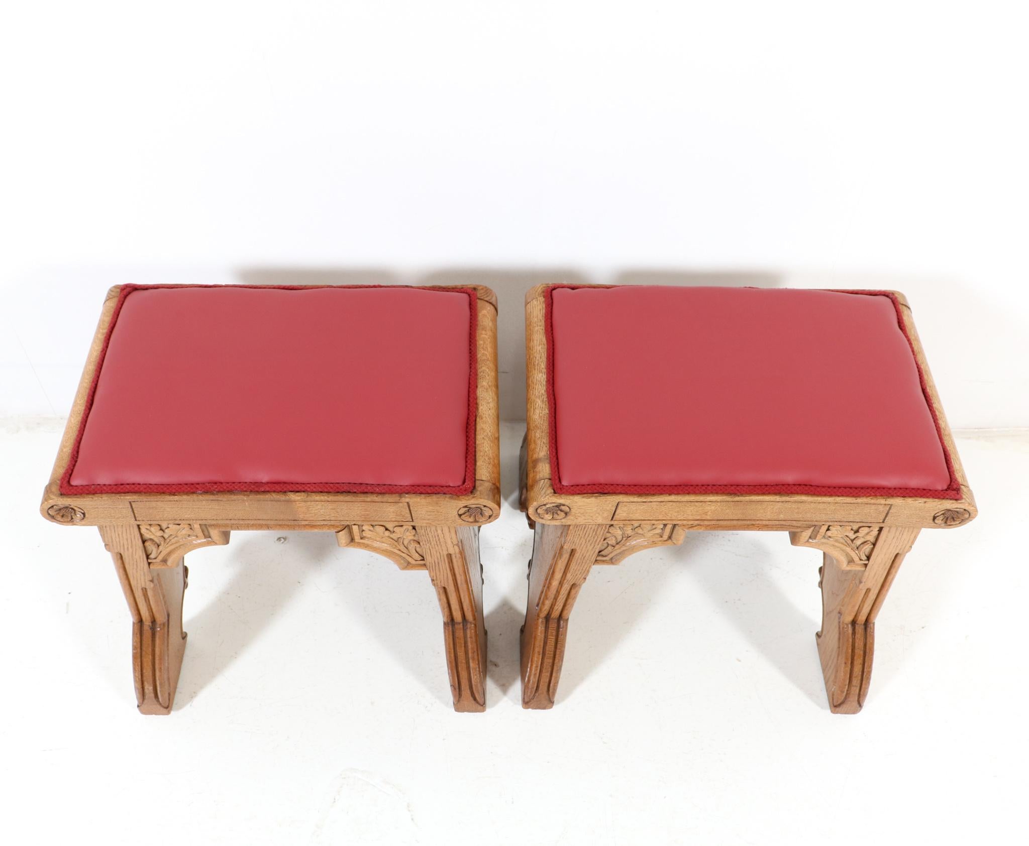 Dos taburetes de roble de estilo gótico, 1900 principios del siglo XX en venta