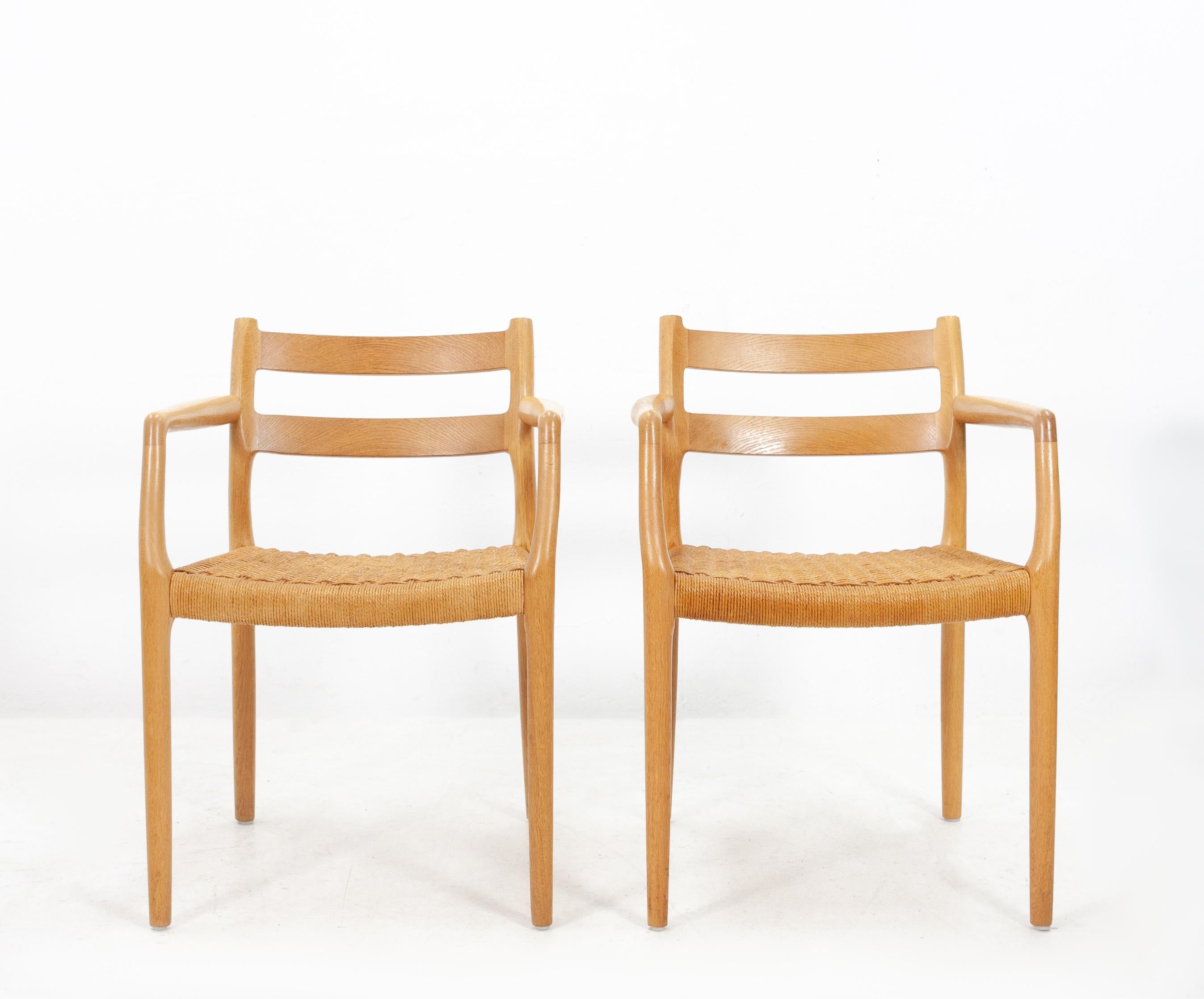 Two solid oak armchairs. Model 67. Seating paper cord. Design Niels O Möller for J.L.Möller Móbelfabrik
1979. Good condition. Signed. Good seating comfort.



 