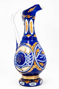 Zwei Glaskrüge aus der Serie „Bohemian Jars Cobalt Overlay“ mit arabischer Kalligraphie