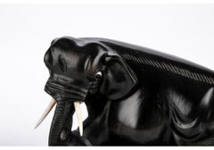 Zwei gegenüberliegende ebonisierte Elefantenfiguren mit Ständern