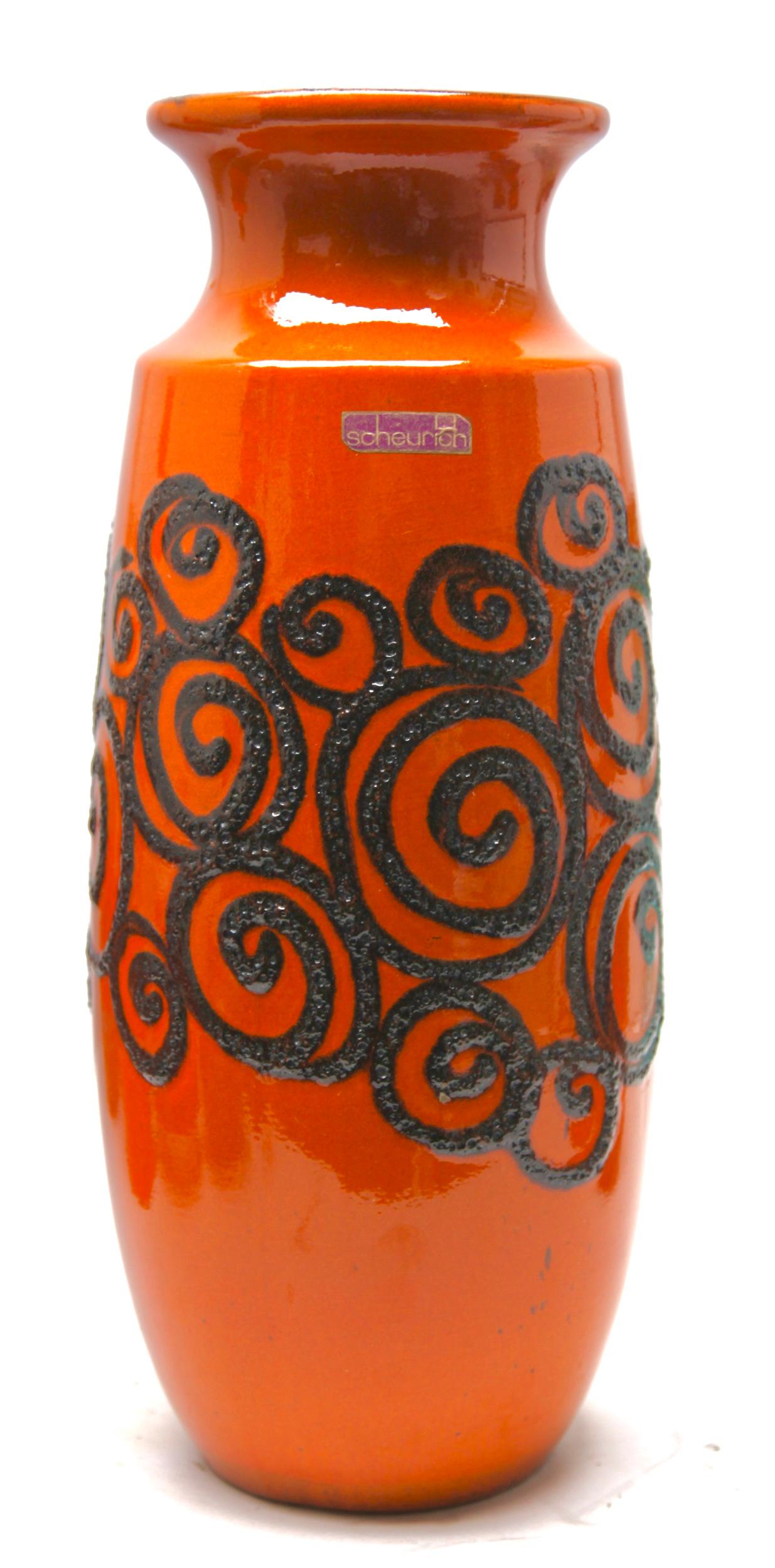 Mid-Century Modern Deux vases en lave grasse orange 'Scheurich 239-41 décoré de trails en lave en vente
