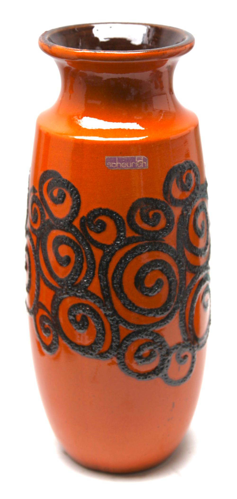 Deux vases en lave grasse orange 'Scheurich 239-41 décoré de trails en lave Bon état - En vente à Verviers, BE