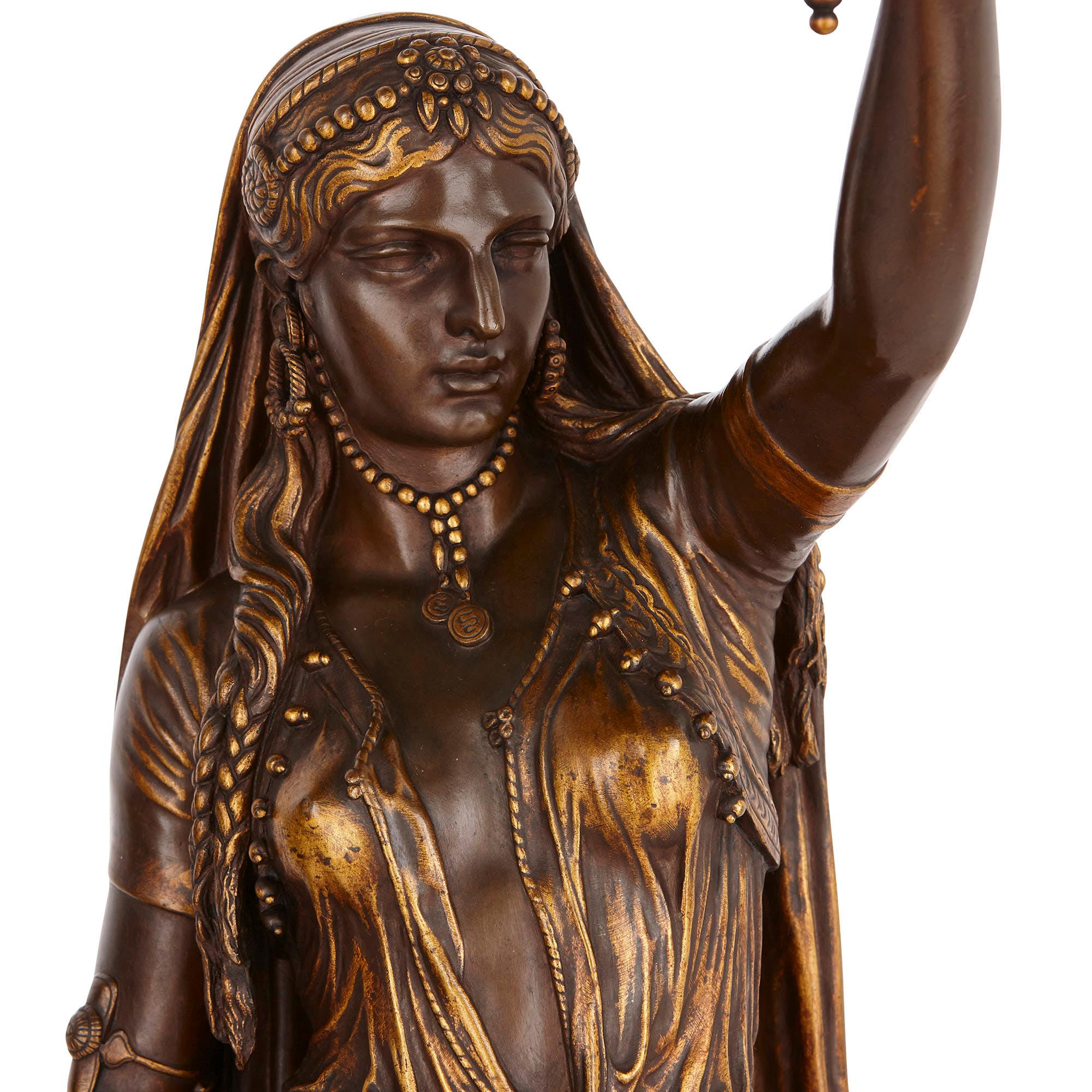 Néoclassique Deux torchères figuratives orientalistes en bronze patiné et doré de Barbedienne en vente