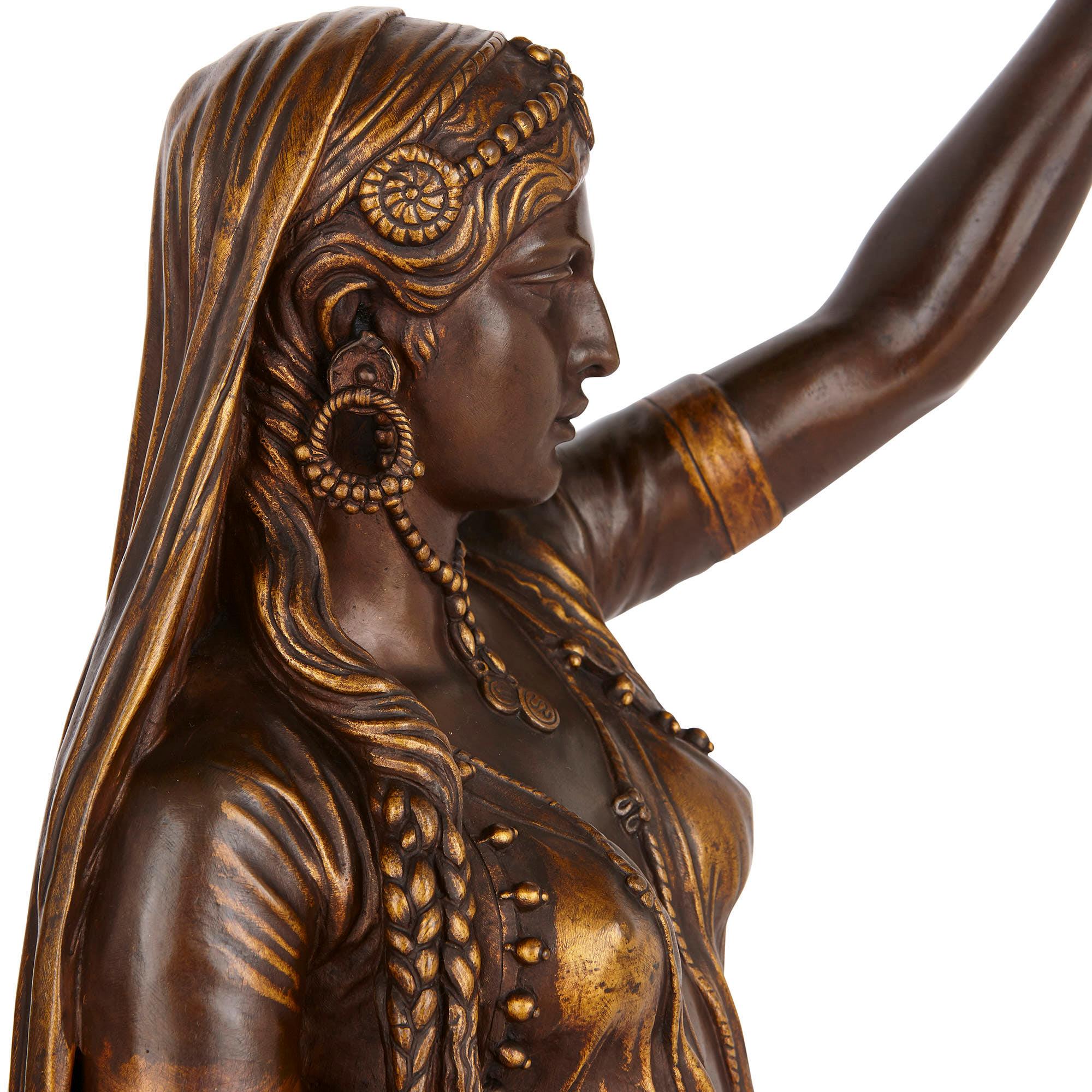 Doré Deux torchères figuratives orientalistes en bronze patiné et doré de Barbedienne en vente