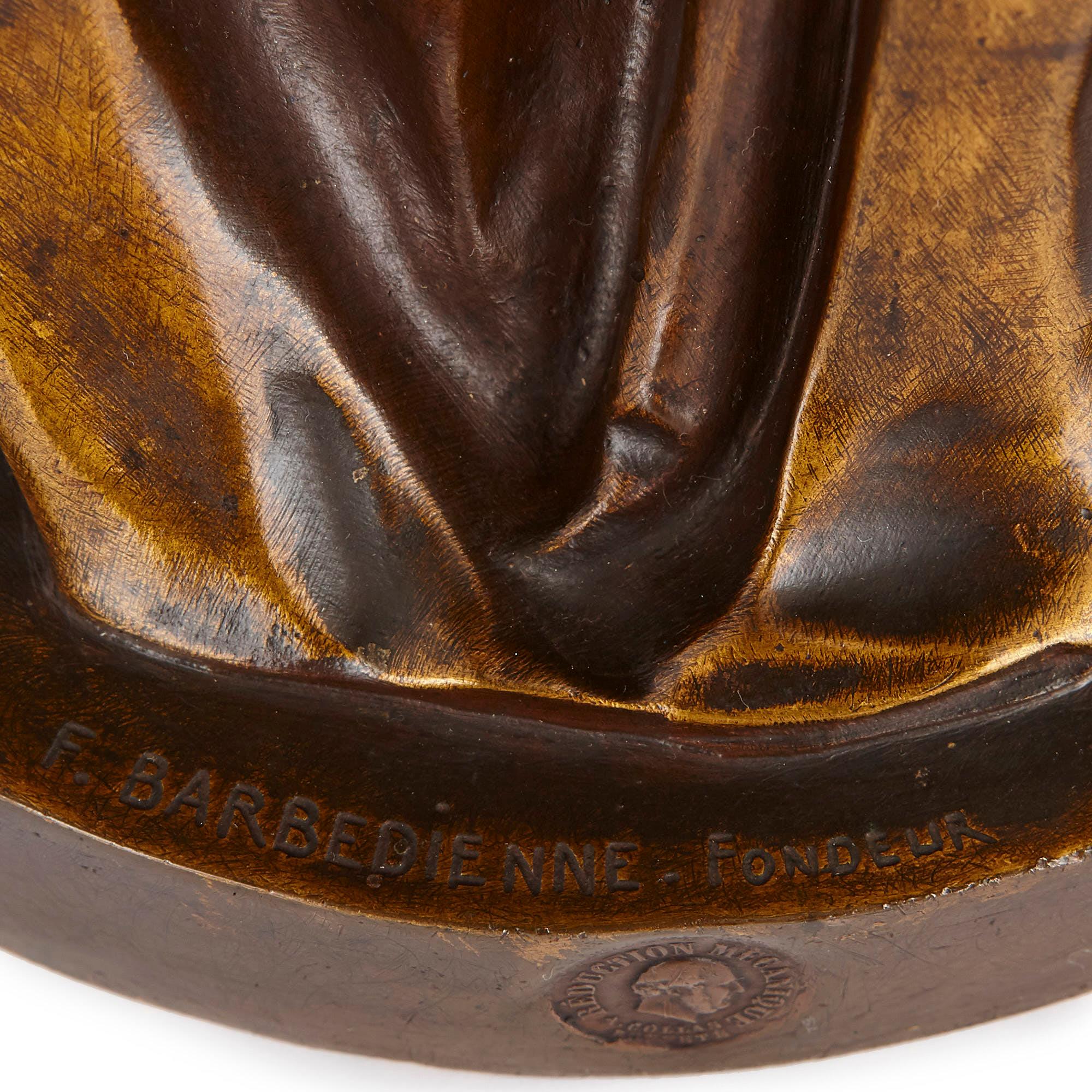 Deux torchères figuratives orientalistes en bronze patiné et doré de Barbedienne en vente 1