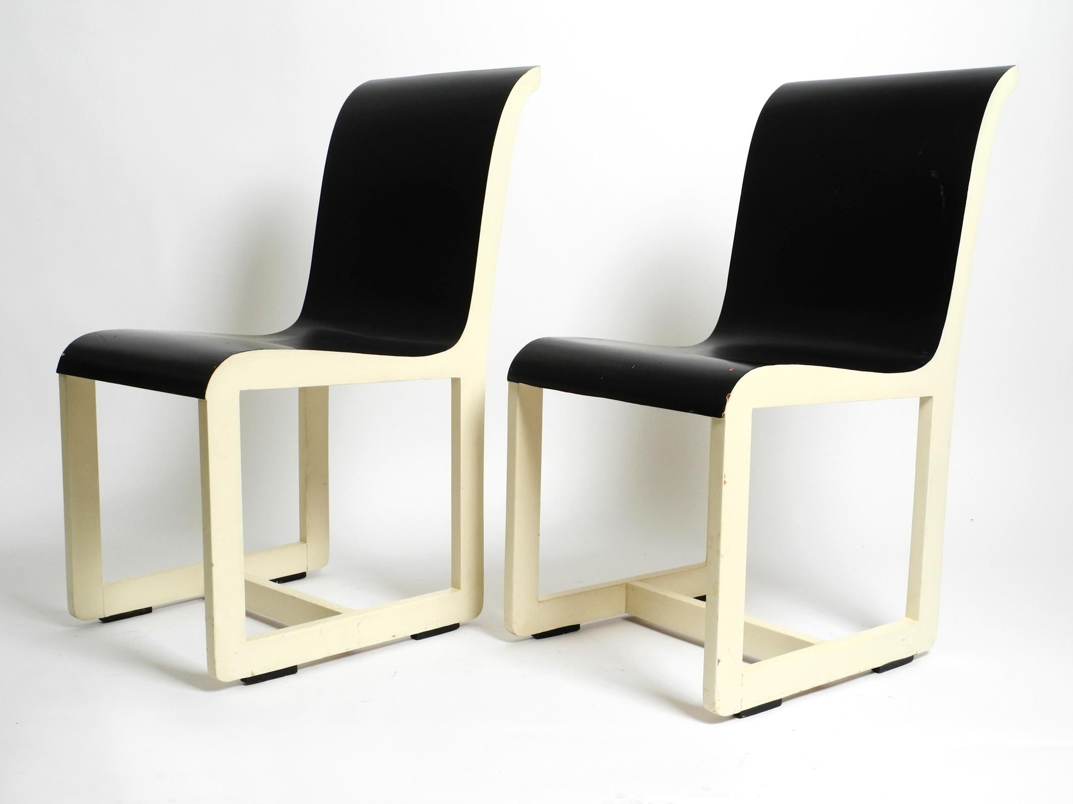 Deux chaises en bois originales des années 1930 du célèbre étudiant du Bauhaus Peter Keler.
Il a travaillé comme peintre, graphiste, architecte, photographe et créateur de meubles.
Né à Kiel, il a été membre du groupe d'artistes de Worpswede au
