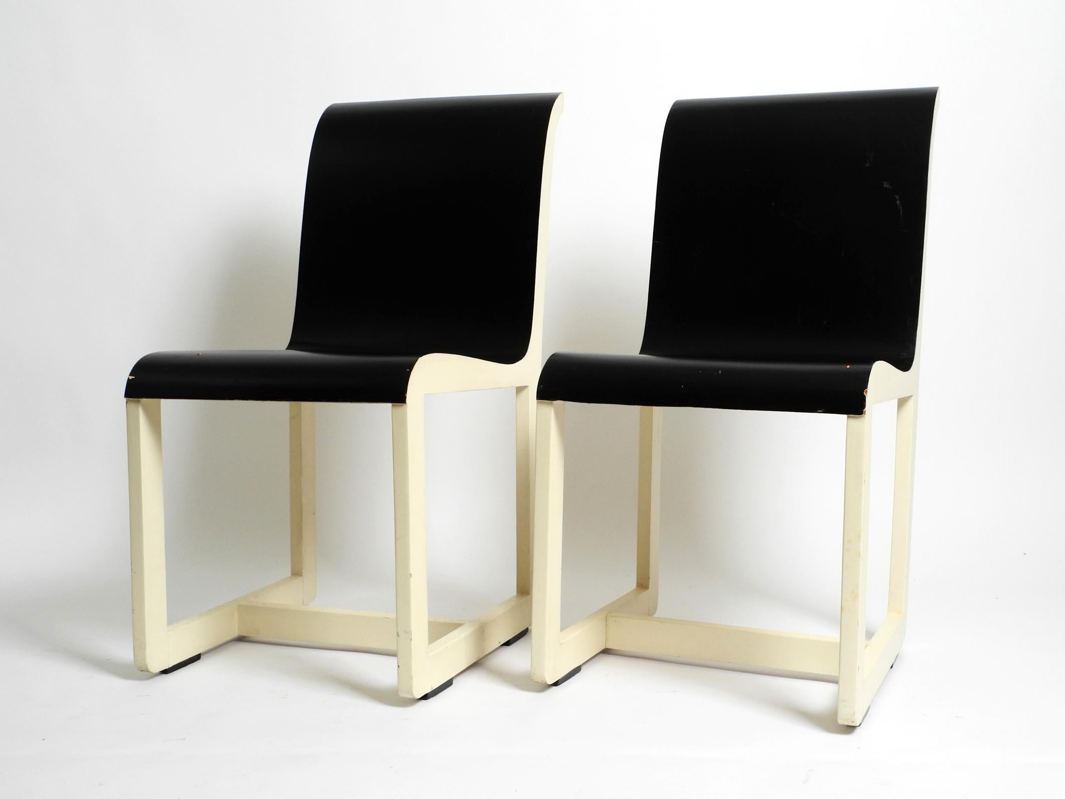 Zwei originale Holzstühle aus den 1930er Jahren von dem bekannten Bauhaus-Schüler Peter Keler (Deutsch) im Angebot