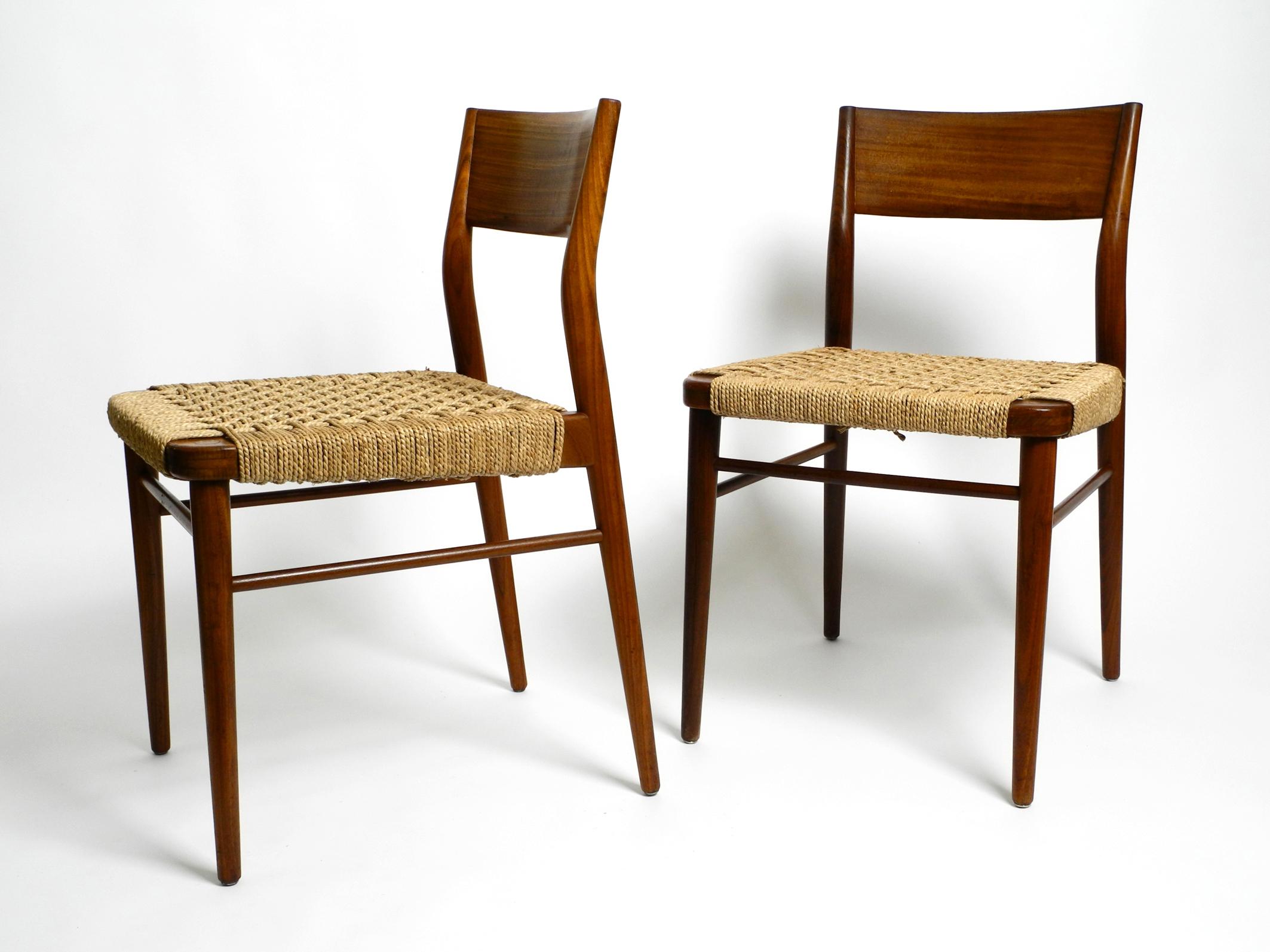 Zwei originale Esszimmerstühle aus den 1960er Jahren aus Walnussholz und geflochtenen Binsenschnüren.
Hergestellt von Wilkhahn, Modell 351. Entworfen von Georg Leowald. Hergestellt in Deutschland.
Schönes minimalistisches Design in sehr gutem