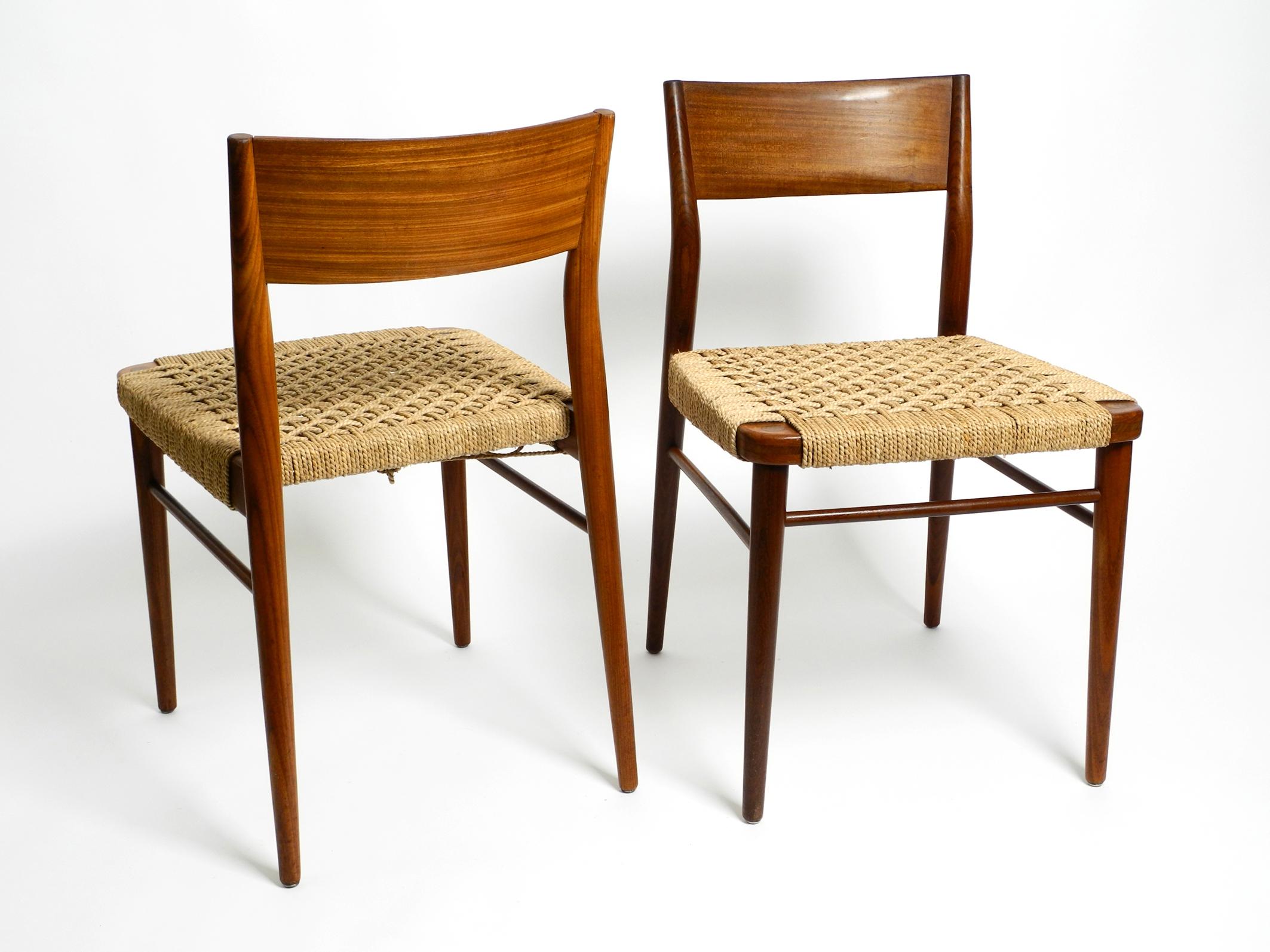 Mid-Century Modern Deux chaises Wilkhahn originales des années 1960 en noyer avec assise en osier en vente