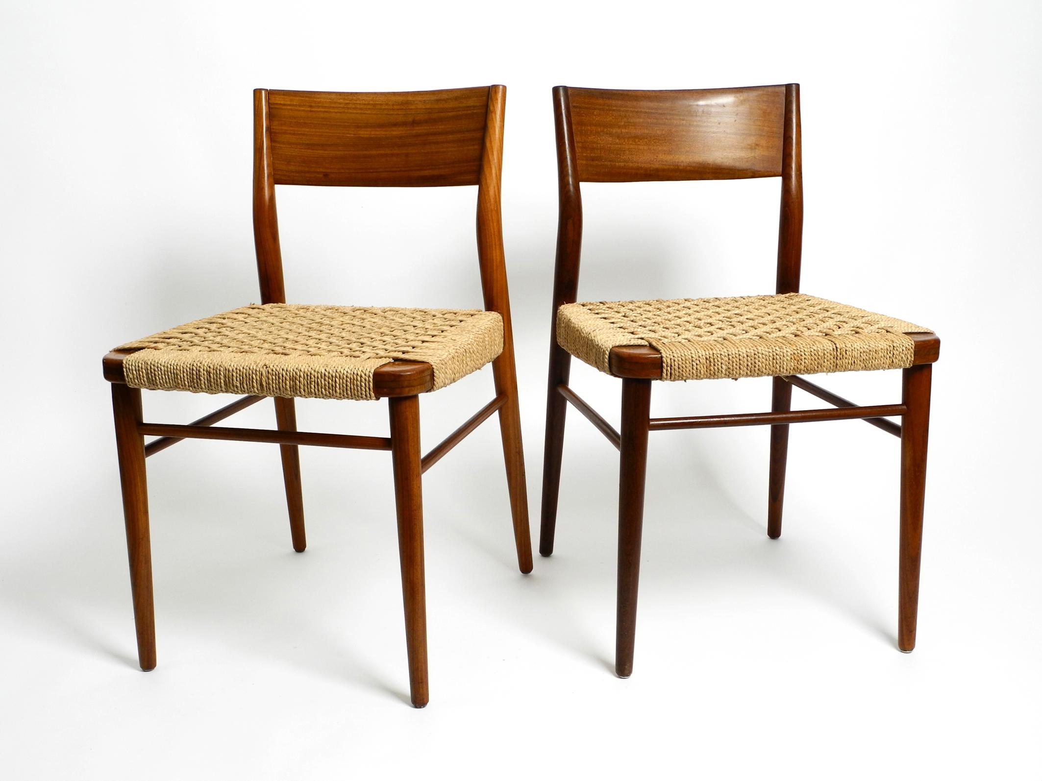 Allemand Deux chaises Wilkhahn originales des années 1960 en noyer avec assise en osier en vente