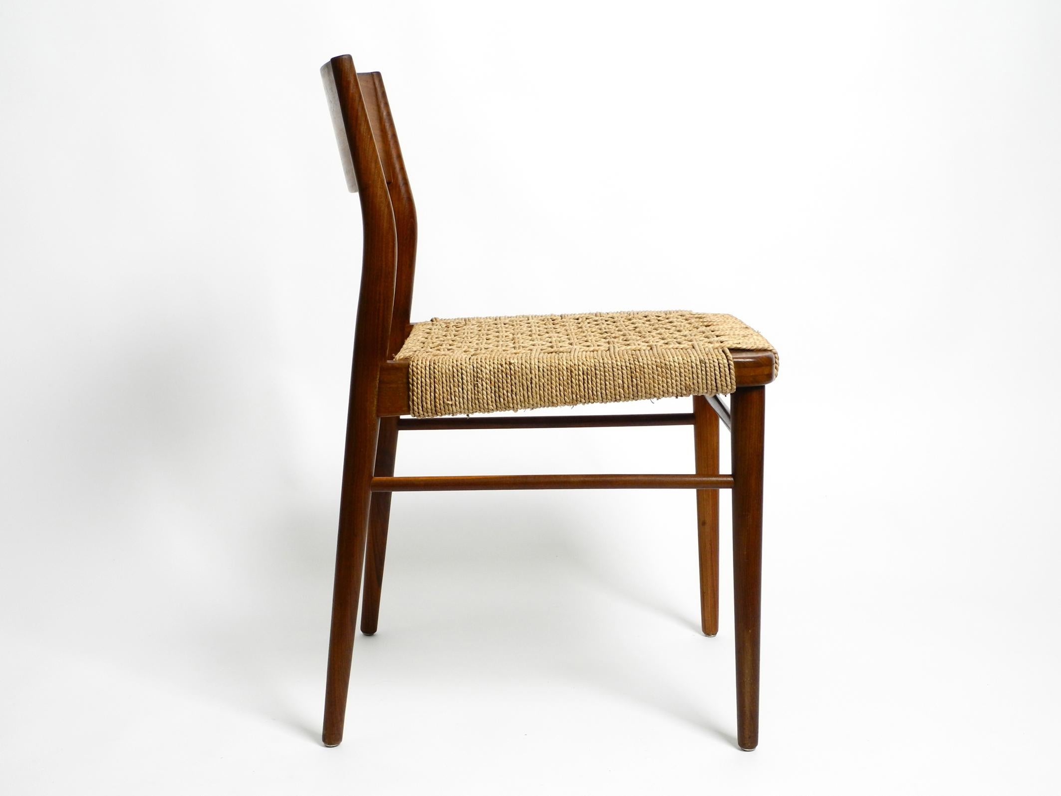 Zwei Original 1960er Wilkhahn-Stühle aus Nussbaum mit Rohrgeflecht im Zustand „Gut“ im Angebot in München, DE