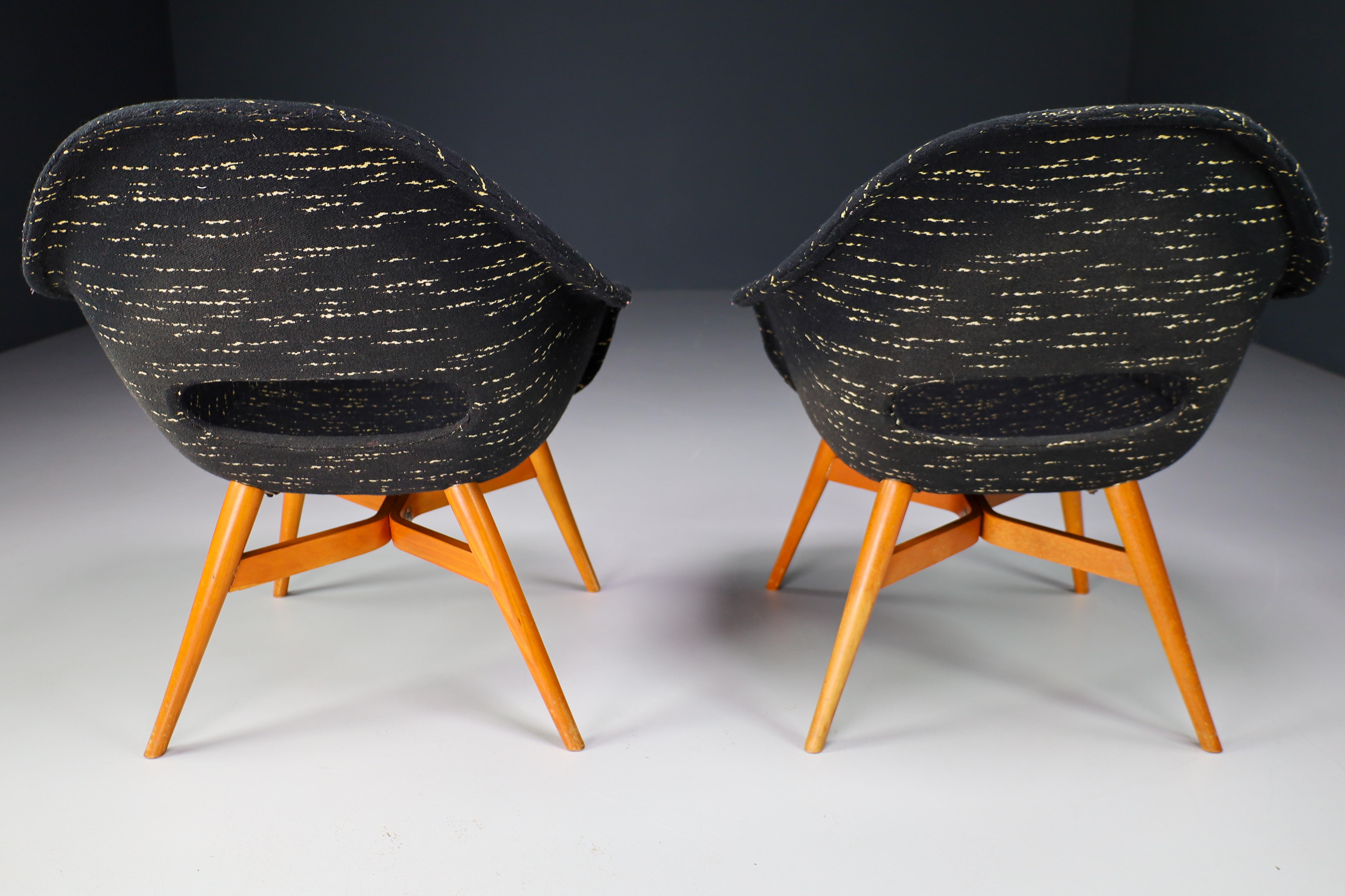 Two Original Easy Chairs by Miroslav Navratil in Original Fabric, circa 1960 In Good Condition For Sale In Almelo, NL