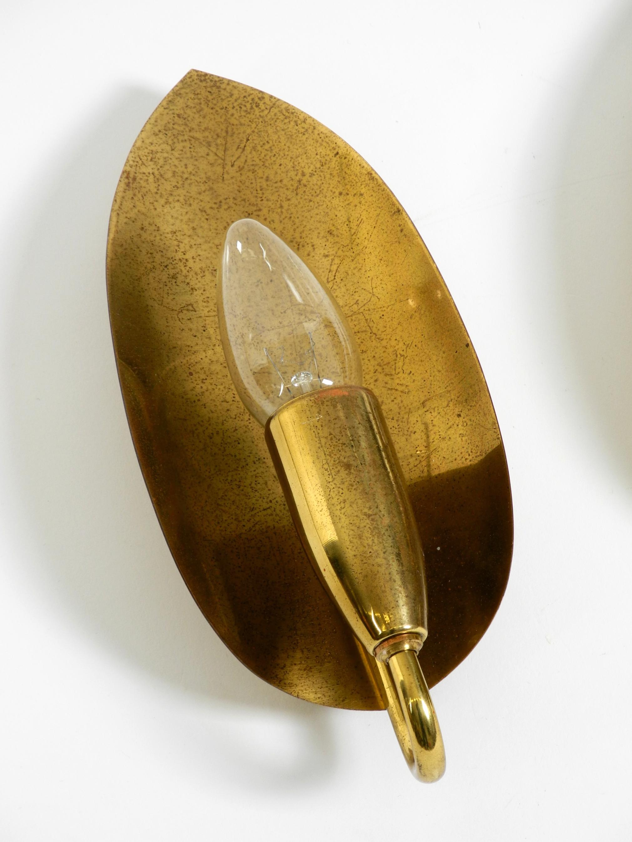 Deux lampes murales en laiton en forme de cône, originales et enchanteresses, de style moderne du milieu du siècle dernier. en vente 3