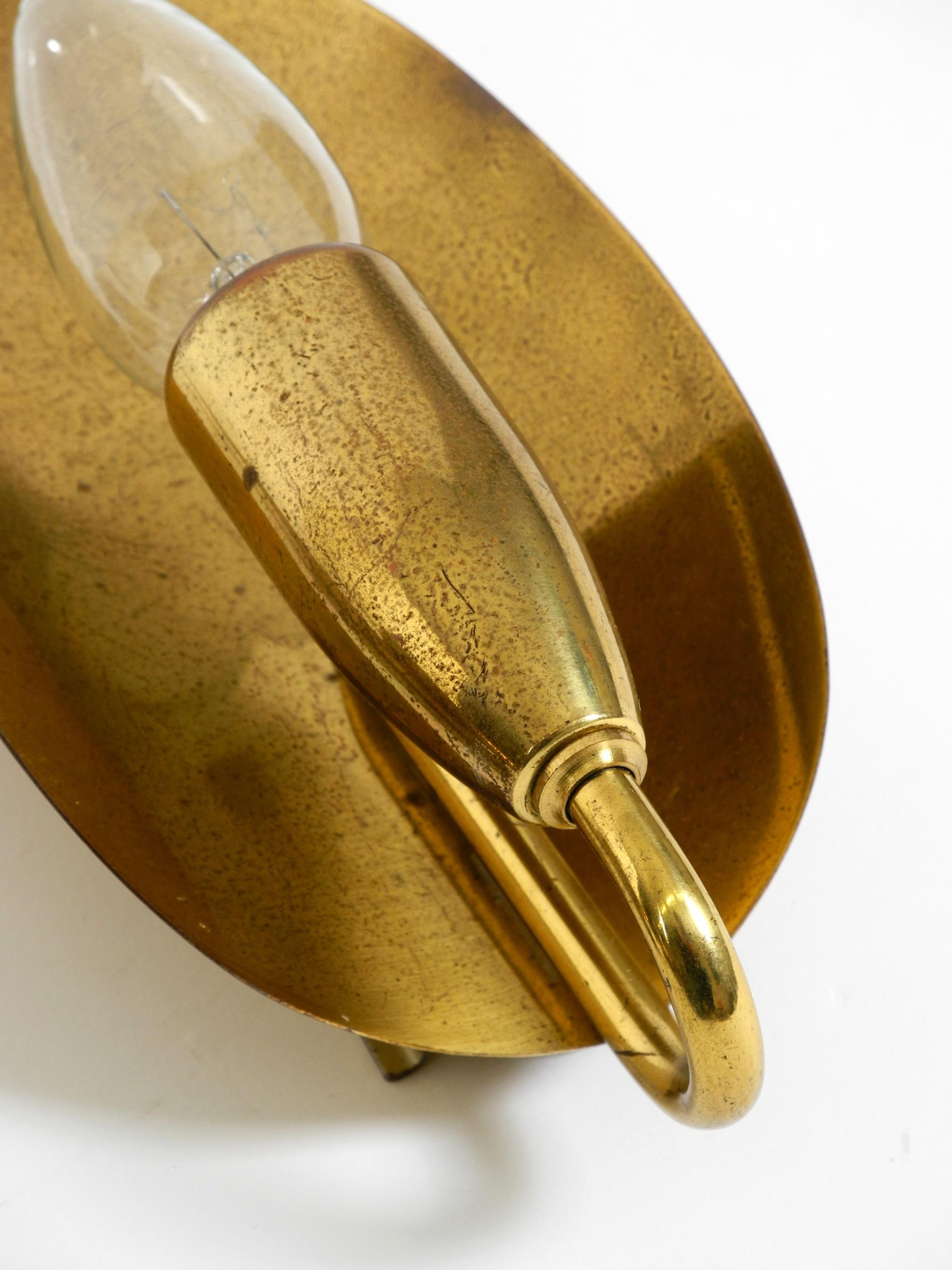 Deux lampes murales en laiton en forme de cône, originales et enchanteresses, de style moderne du milieu du siècle dernier. en vente 4