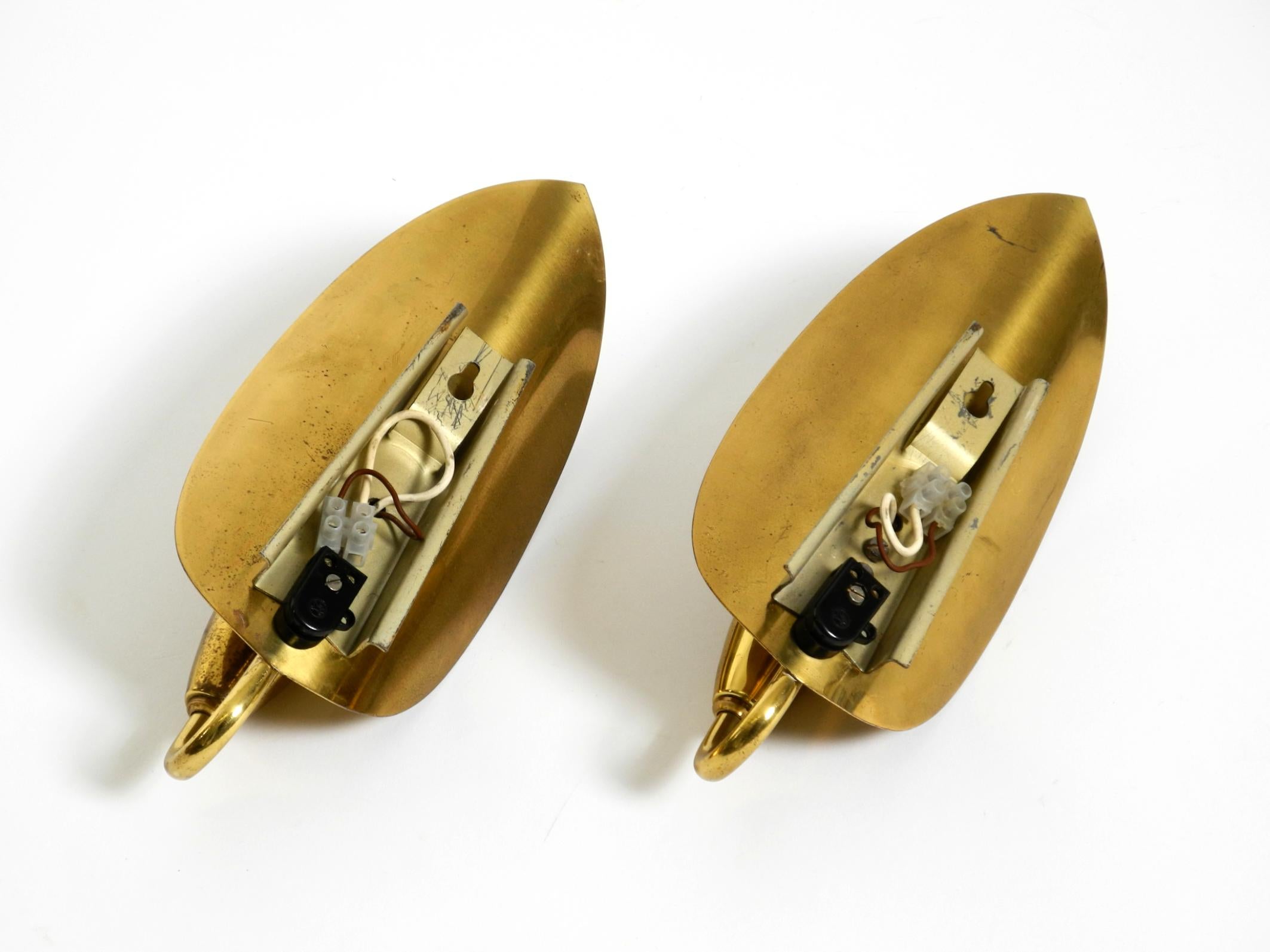 Deux lampes murales en laiton en forme de cône, originales et enchanteresses, de style moderne du milieu du siècle dernier. en vente 6