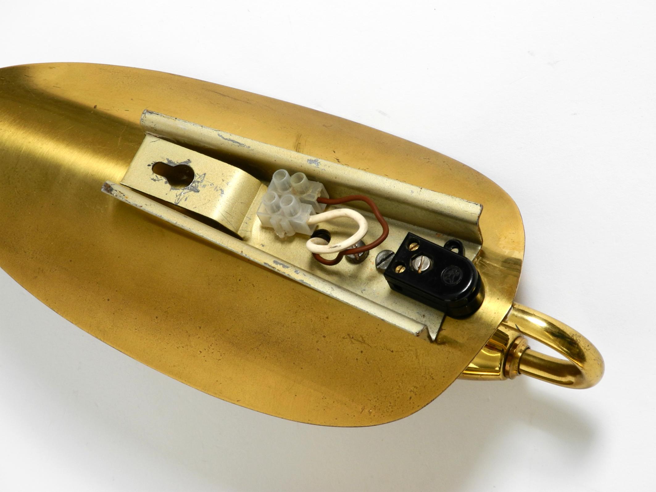 Deux lampes murales en laiton en forme de cône, originales et enchanteresses, de style moderne du milieu du siècle dernier. en vente 7