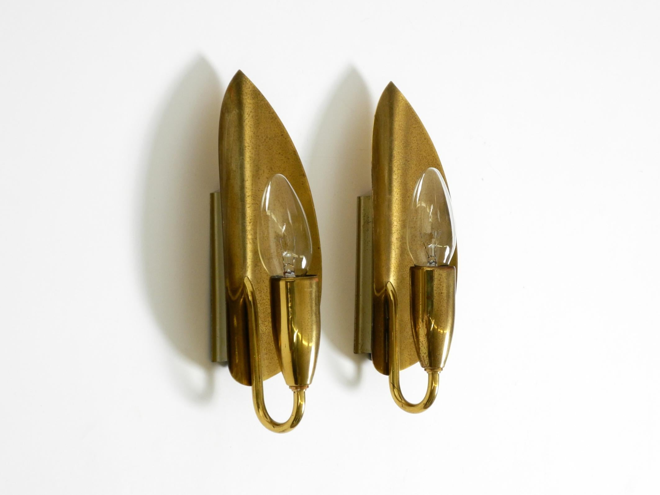 Deux belles lampes murales originales en laiton de style moderne du milieu du siècle dernier.
Design/One typique des années 1950.
Les lampes sont entièrement en laiton.
Très belle lumière à travers le dos en laiton.
Aucune lampe n'a été endommagée.