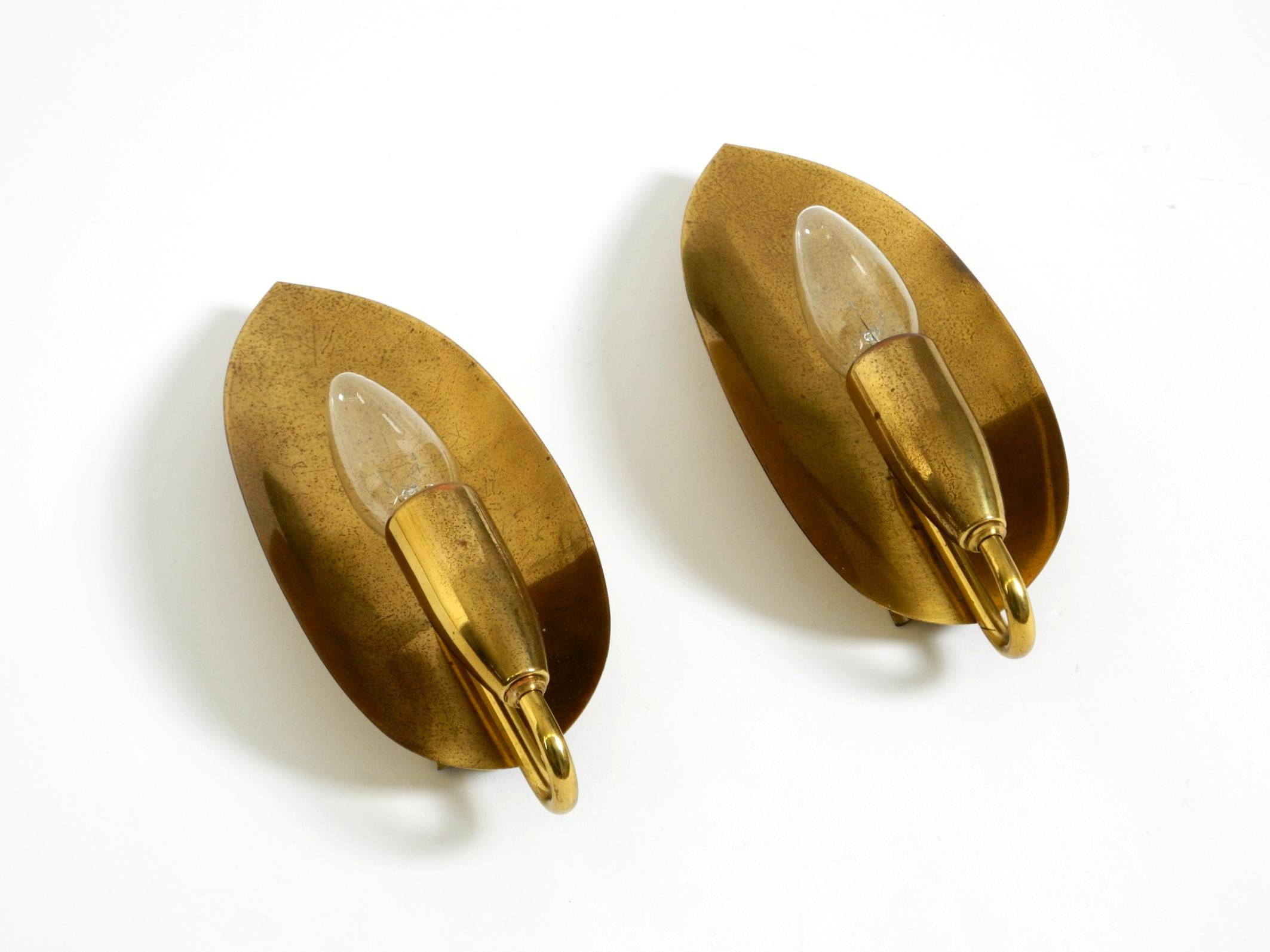 Mid-Century Modern Deux lampes murales en laiton en forme de cône, originales et enchanteresses, de style moderne du milieu du siècle dernier. en vente