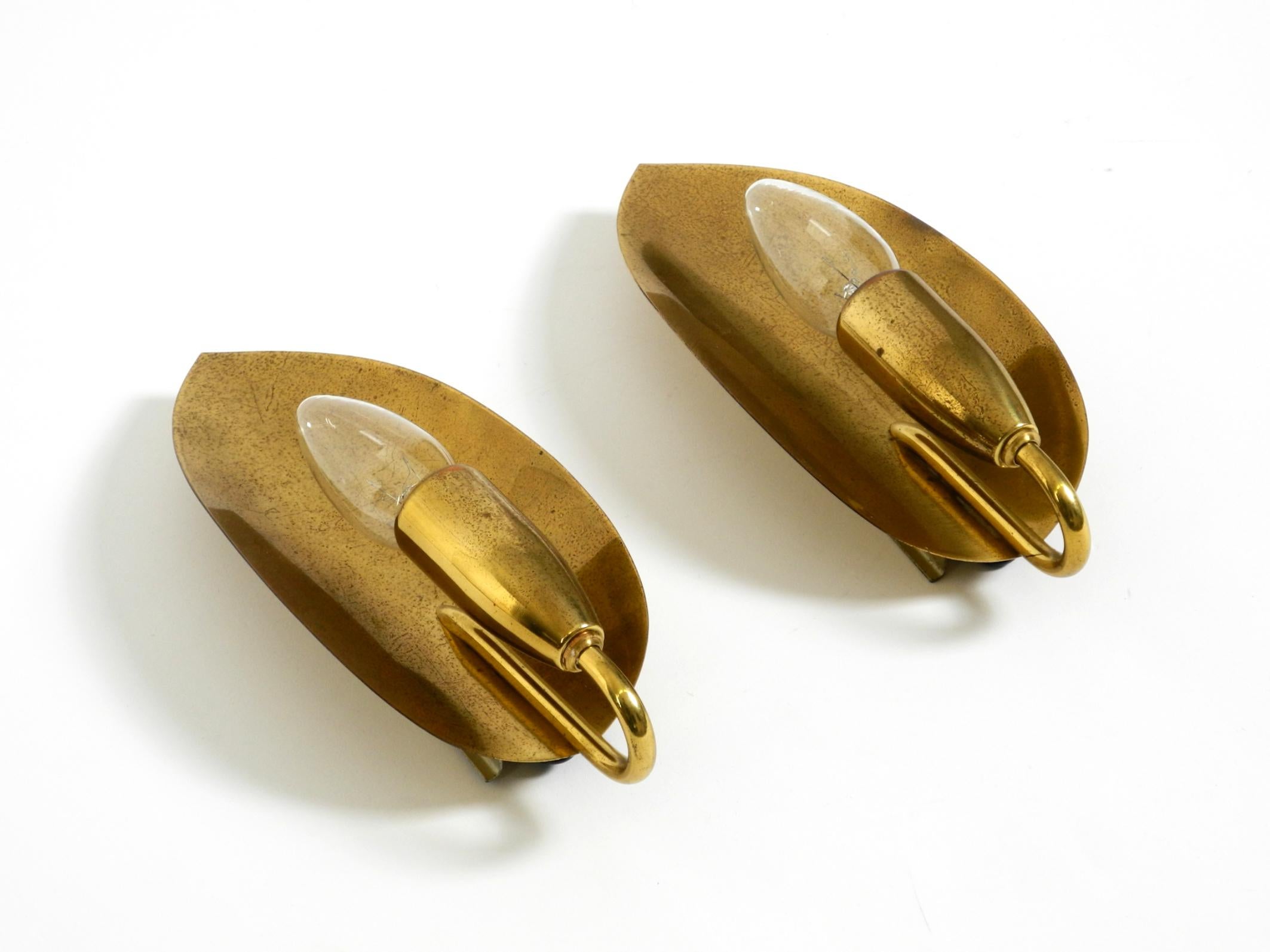 Allemand Deux lampes murales en laiton en forme de cône, originales et enchanteresses, de style moderne du milieu du siècle dernier. en vente