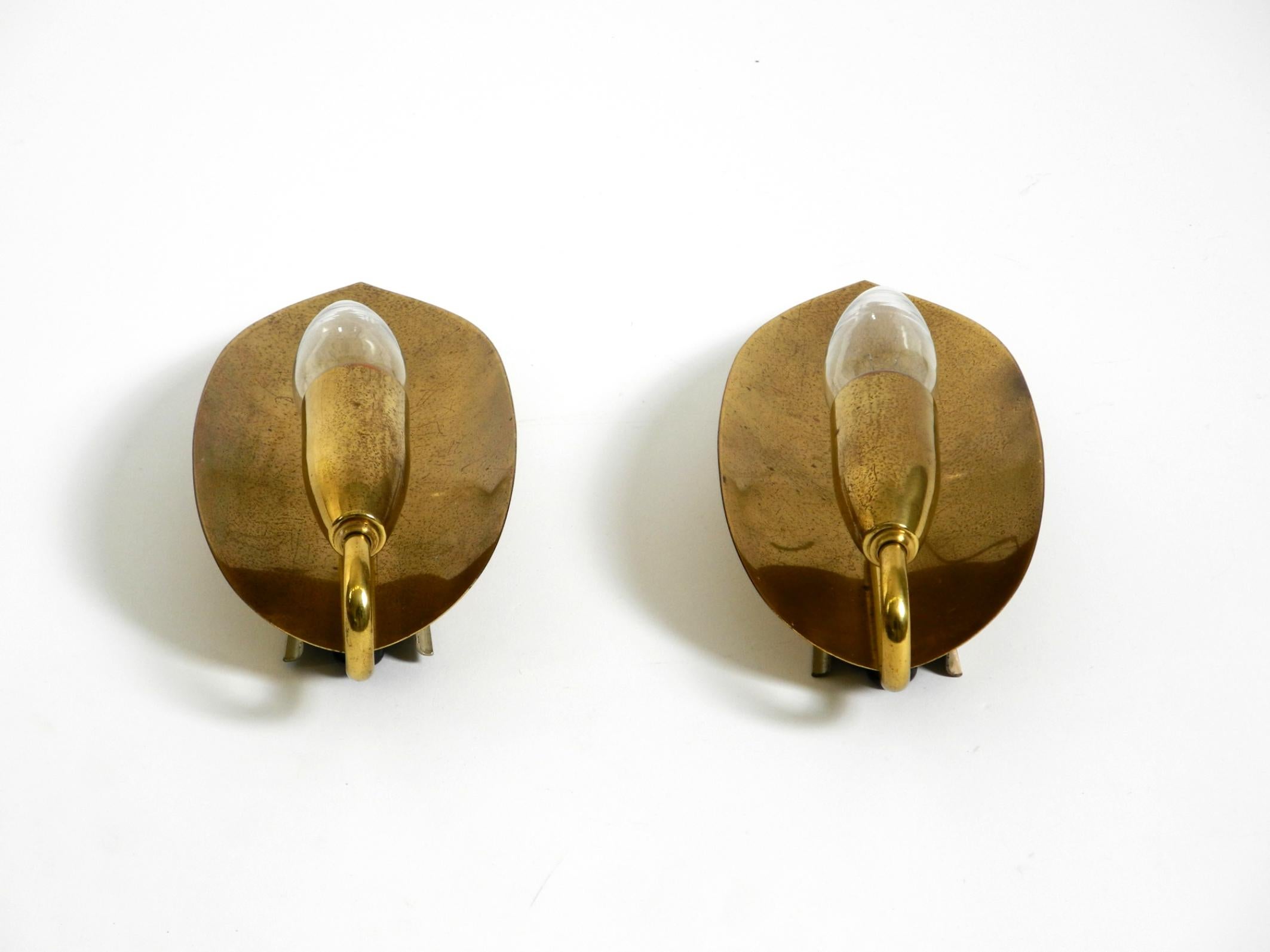 Deux lampes murales en laiton en forme de cône, originales et enchanteresses, de style moderne du milieu du siècle dernier. Bon état - En vente à München, DE