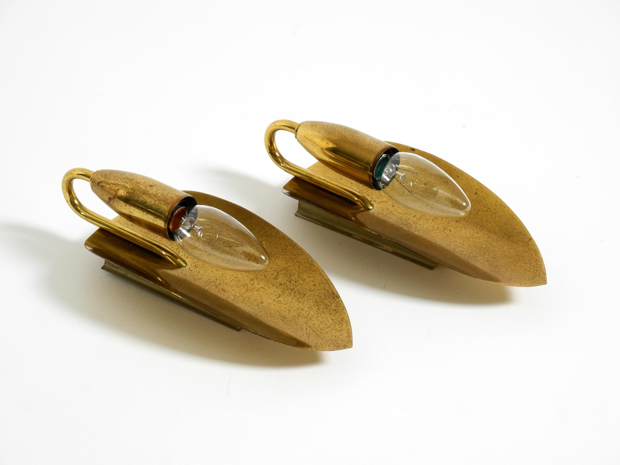 Milieu du XXe siècle Deux lampes murales en laiton en forme de cône, originales et enchanteresses, de style moderne du milieu du siècle dernier. en vente