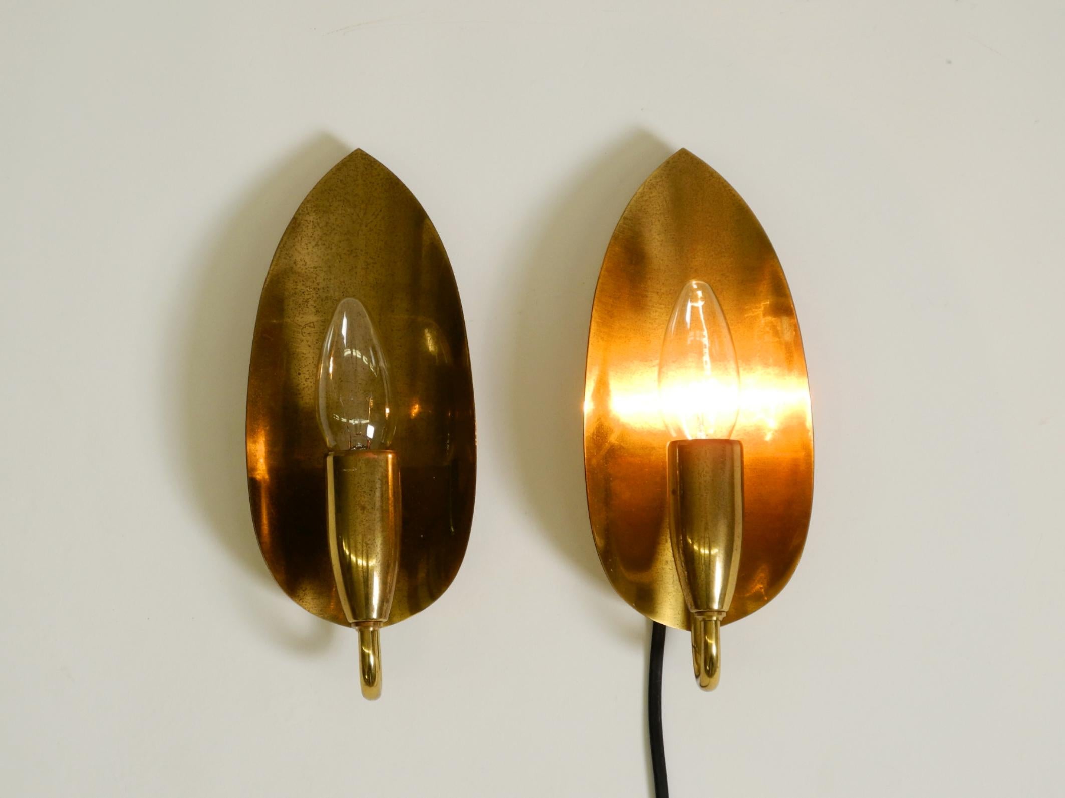 Laiton Deux lampes murales en laiton en forme de cône, originales et enchanteresses, de style moderne du milieu du siècle dernier. en vente