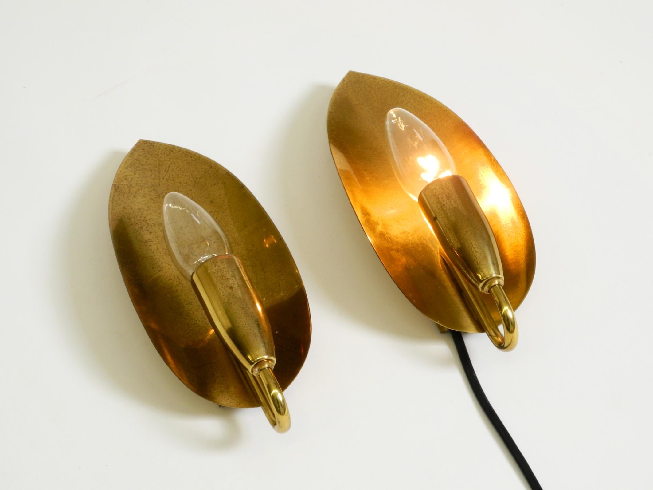 Deux lampes murales en laiton en forme de cône, originales et enchanteresses, de style moderne du milieu du siècle dernier. en vente 1