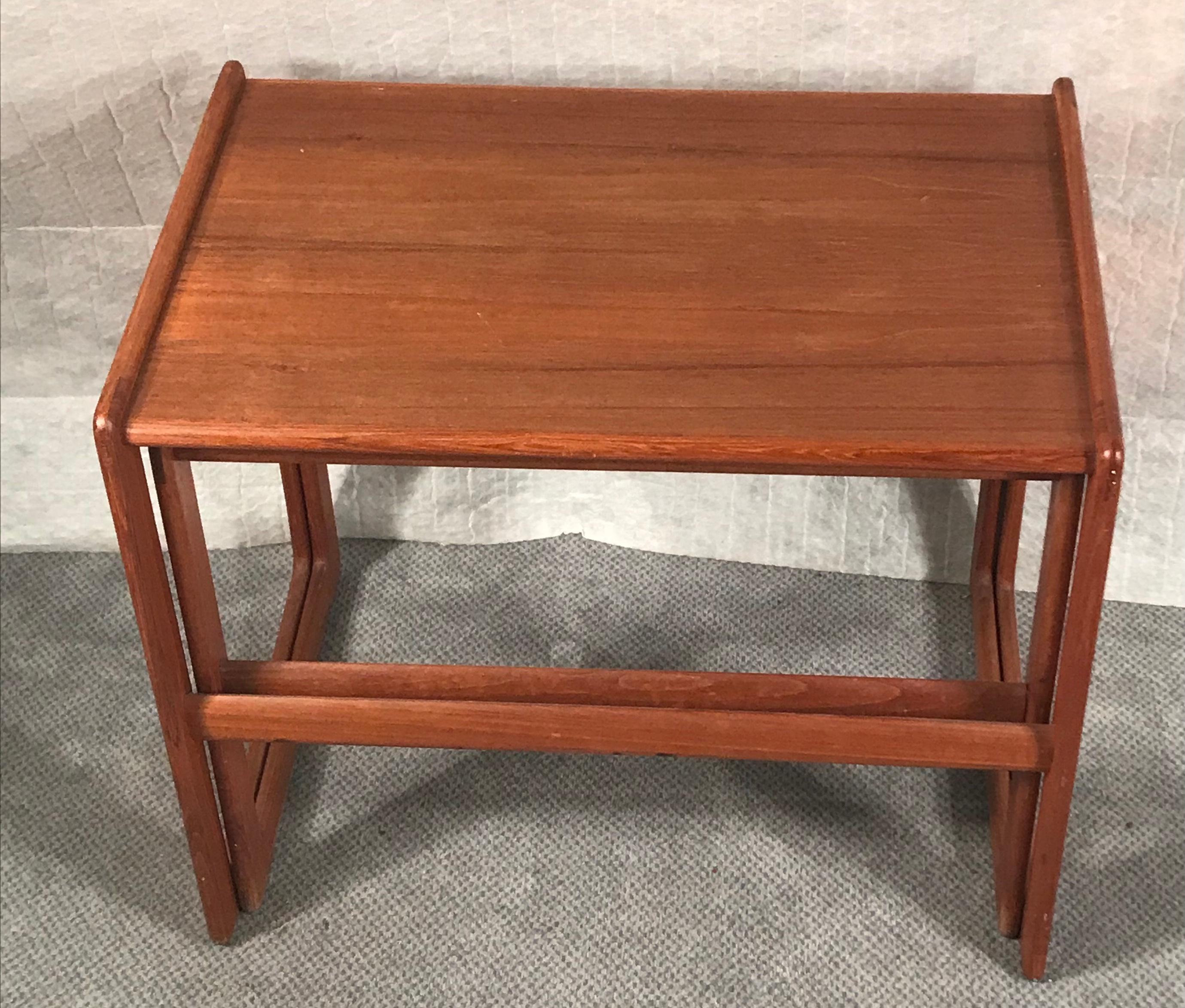 Deux tables gigognes originales du milieu du siècle par Morgen-Kohl, Danemark, années 1960 Bon état - En vente à Belmont, MA
