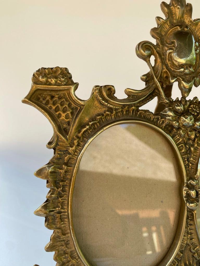 Two ornate double oval picture frames with easel back stand, 1920, France In Good Condition For Sale In Achterveld, NL