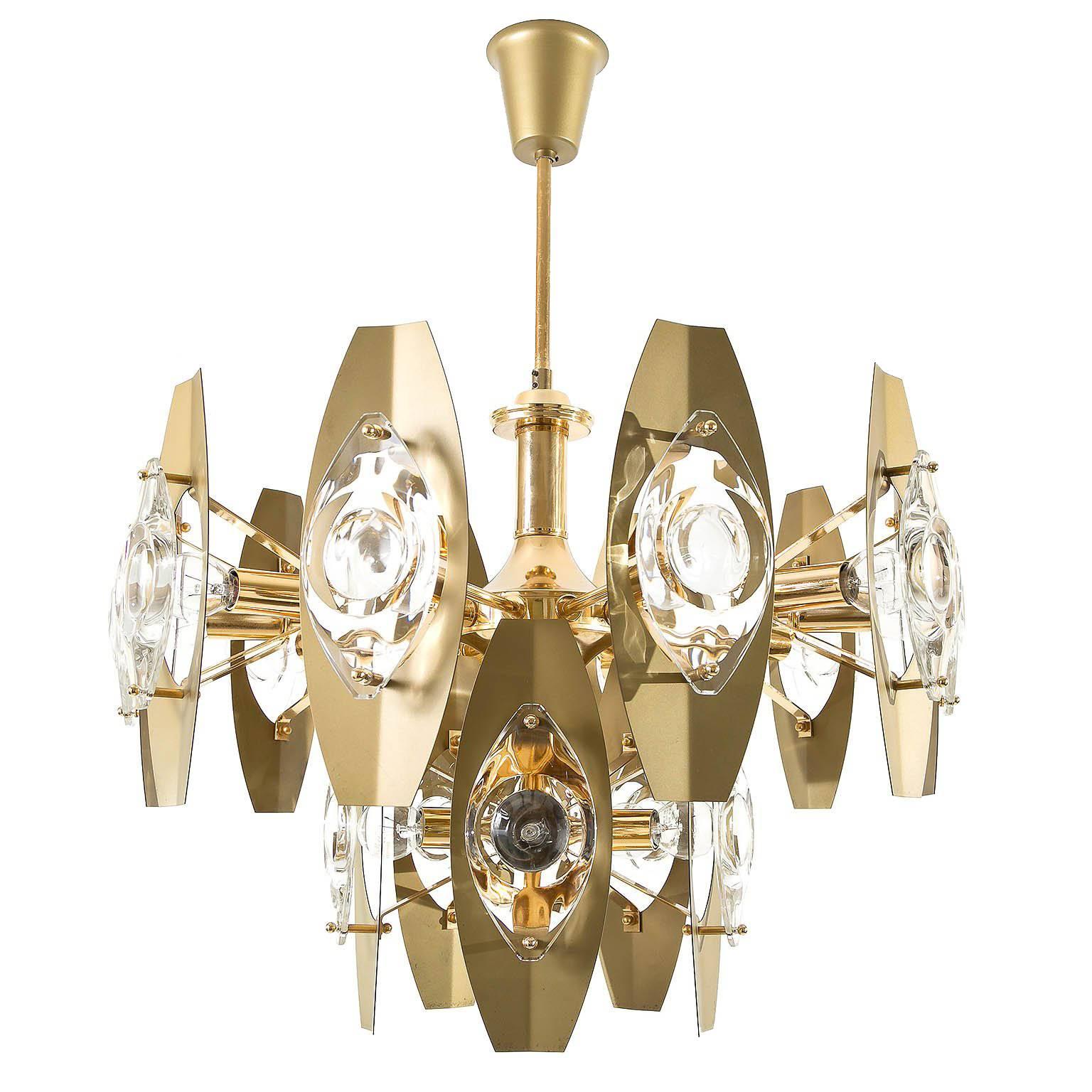 One of two large and beautiful Italian chandeliers designed by Oscar Torlasco in 1968, Italy, manufactured in midcentury, circa 1970 (late 1960s or early 1970s).
The chandelier is made of a polished brass frame and it has 15-arms with sockets for