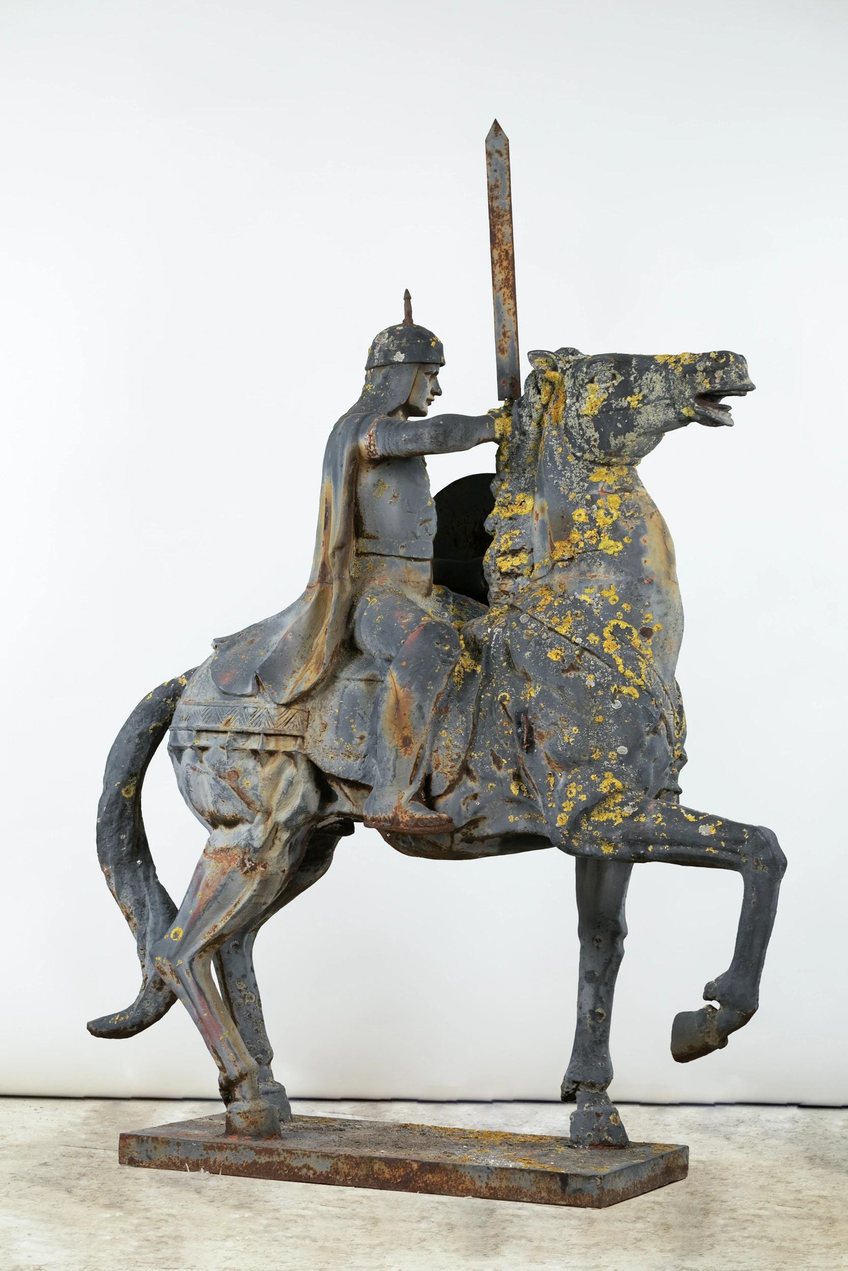 Dos jinetes otomanos, grandes estatuas de jardín de hierro fundido colgantes, Francia, hacia 1950 Francés en venta