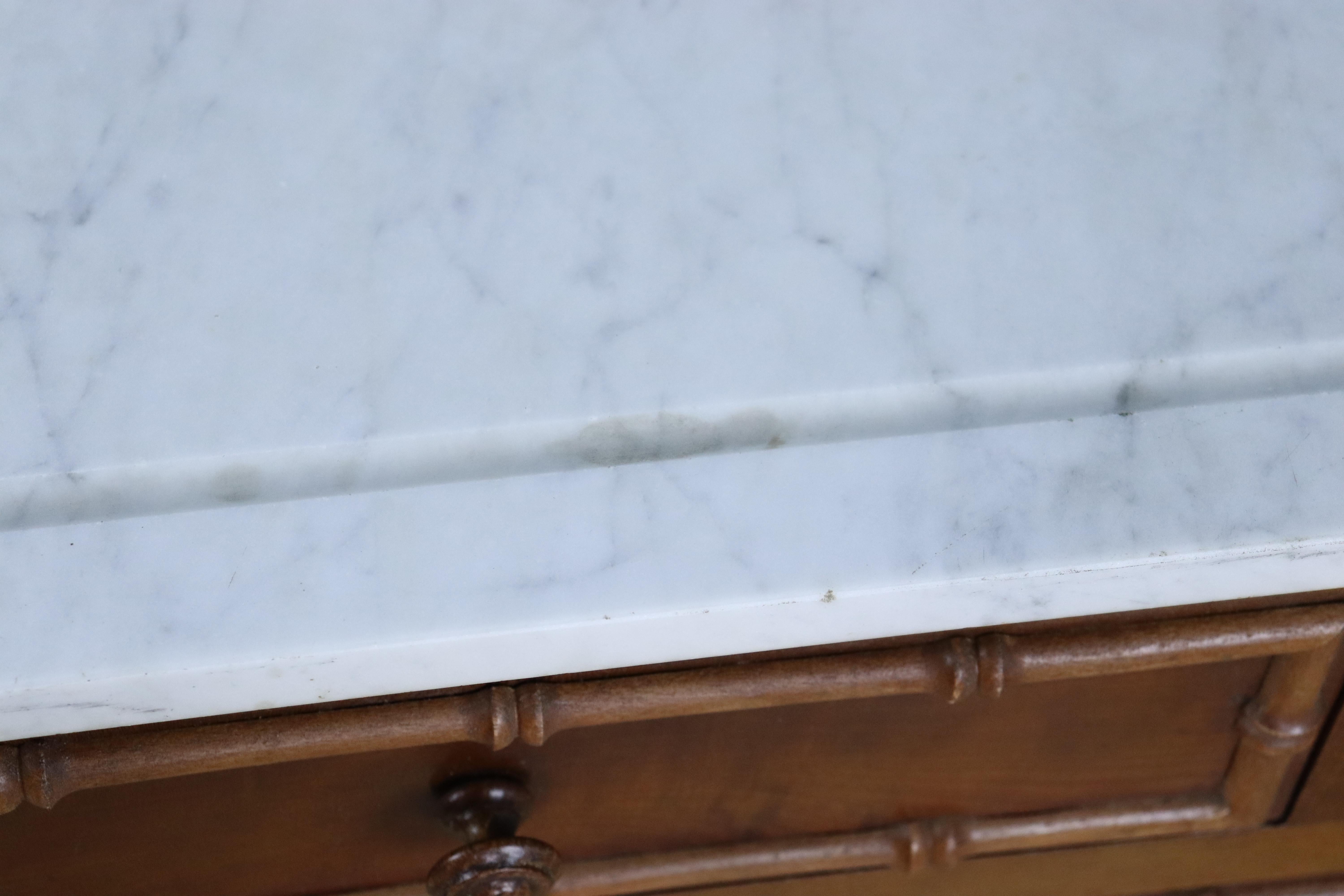 Kommode aus Kunstbambus mit weißer Marmorplatte, über zwei Schubladen im Angebot 6