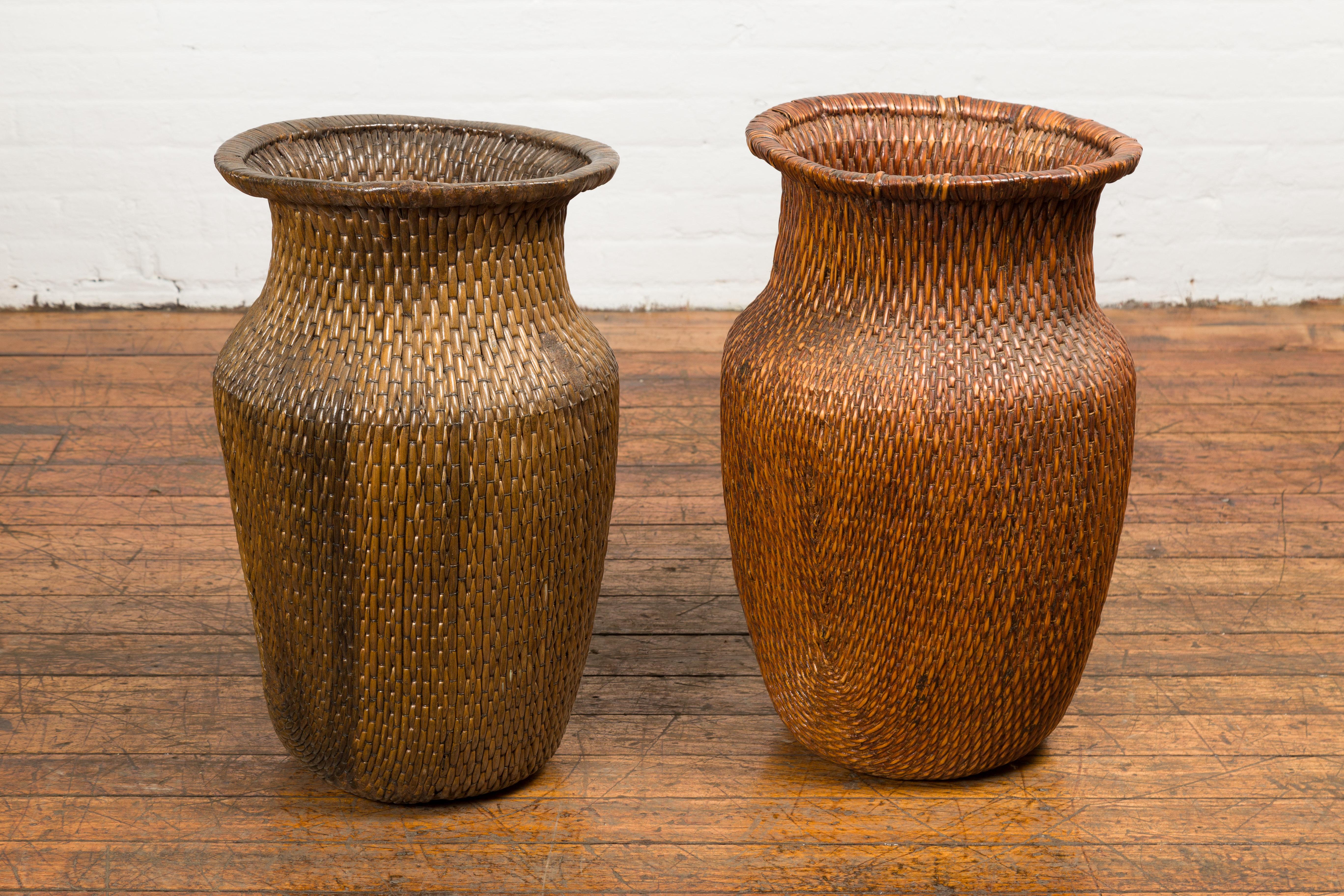 Qing Due cestini in rattan cinese oversize con collo svasato, venduti singolarmente in vendita