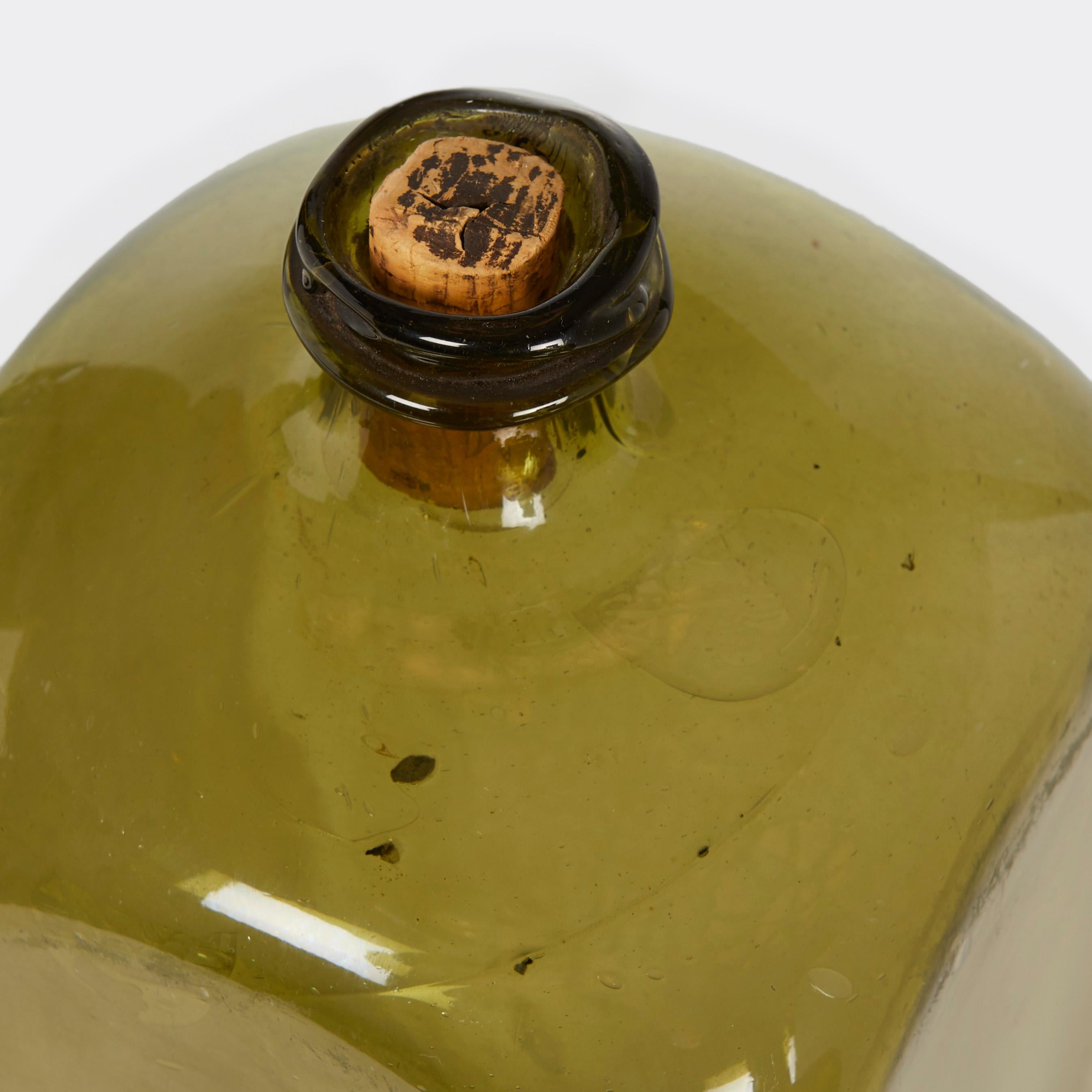 XIXe siècle Deux bouteilles de Gin Bottles surdimensionnées en verre d'olivier en vente