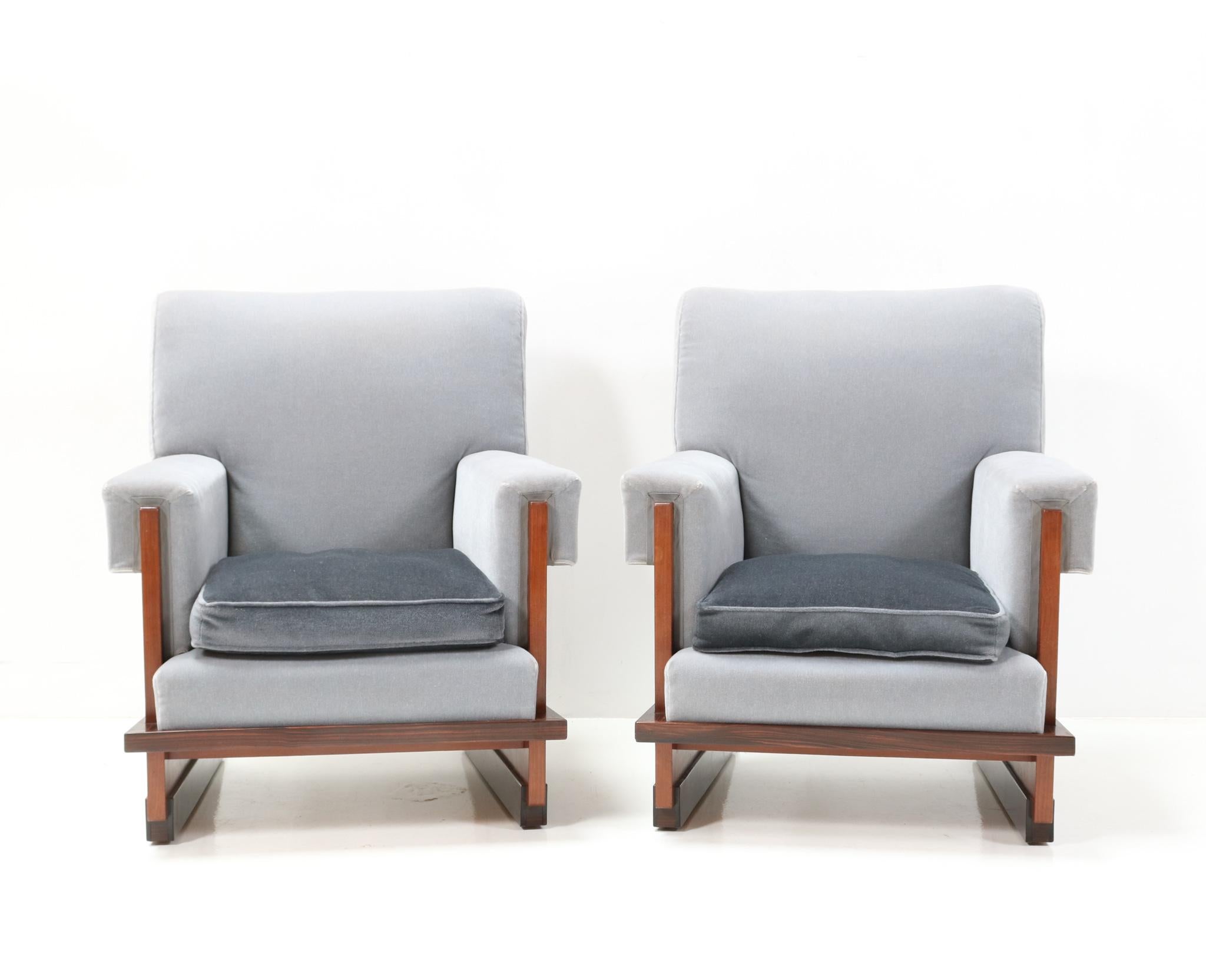 Magnificent and ultra rare pair of Art Deco Modernist lounge chairs.
Design by Hendrik Wouda for H. Pander & Zonen Den Haag.
Striking Dutch design from 1929.
Solid padouk frames with solid macassar ebony lining.
Re-upholstered with blue and grey