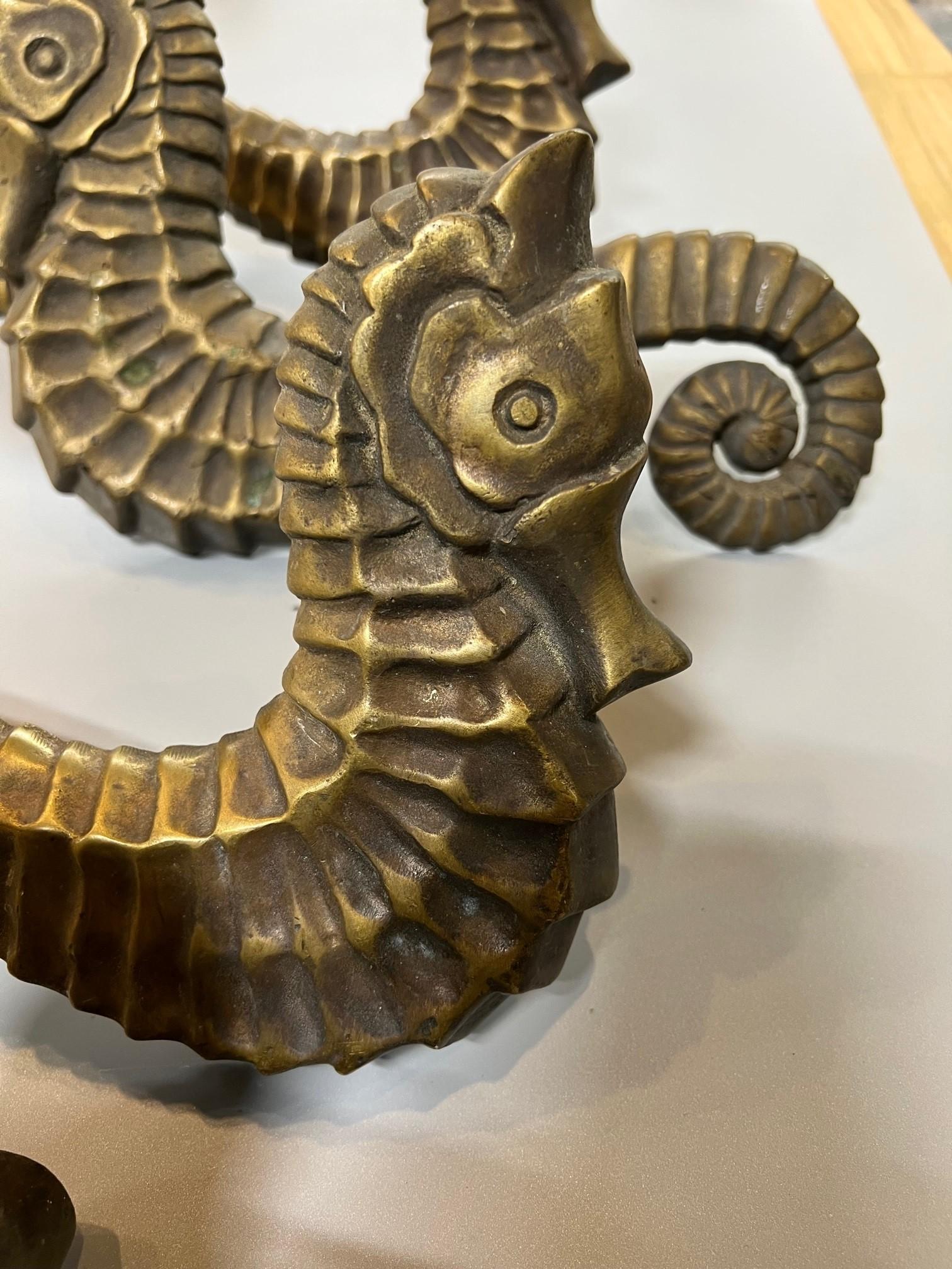 Paar massive antike Bronze-Seepferdchen-Türgriffe aus dem späten 20. Jahrhundert im Angebot 2