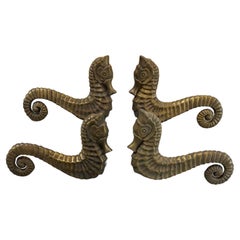 Due coppie di massicce maniglie per porte a cavalluccio marino in bronzo antico della fine del XX secolo   