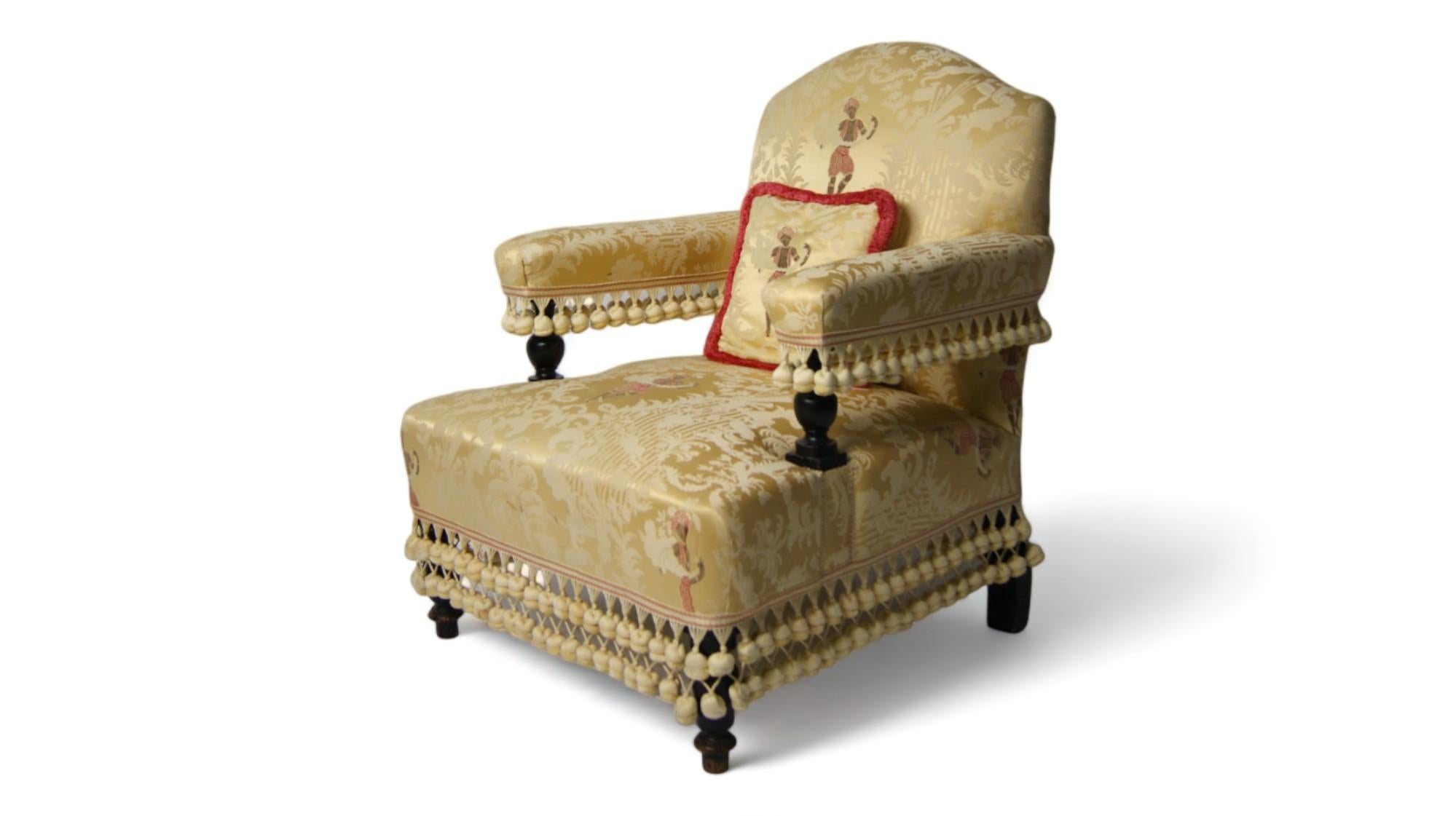 The classic charm of the Victorian style comes to life in this impeccable pair of armchairs, a testament to the timeless elegance that characterizes the era. These two armchairs, made of silk fabric in their original condition, are in an excellent